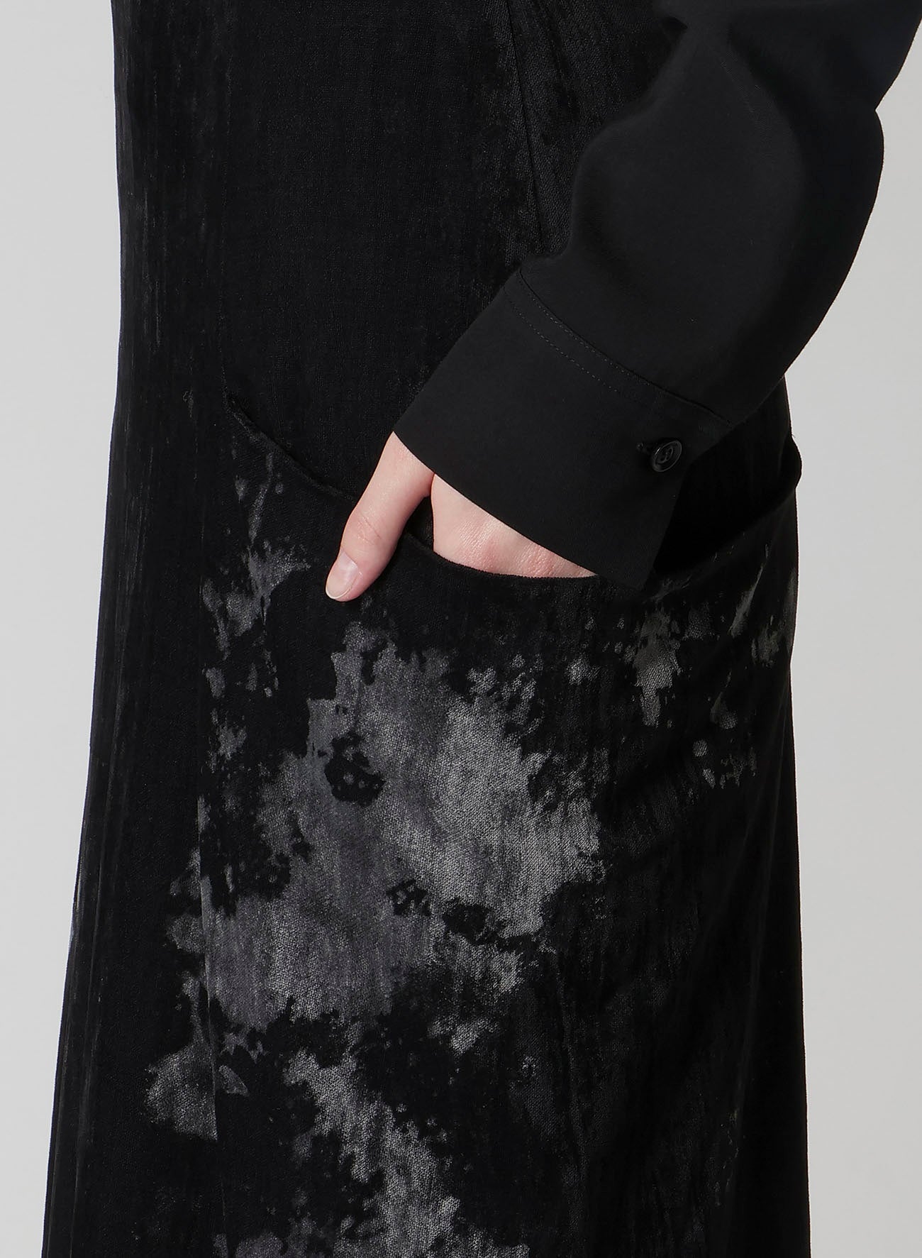 DISCHARGE-PRINTED VELVET SIDE DRAPE SKIRT