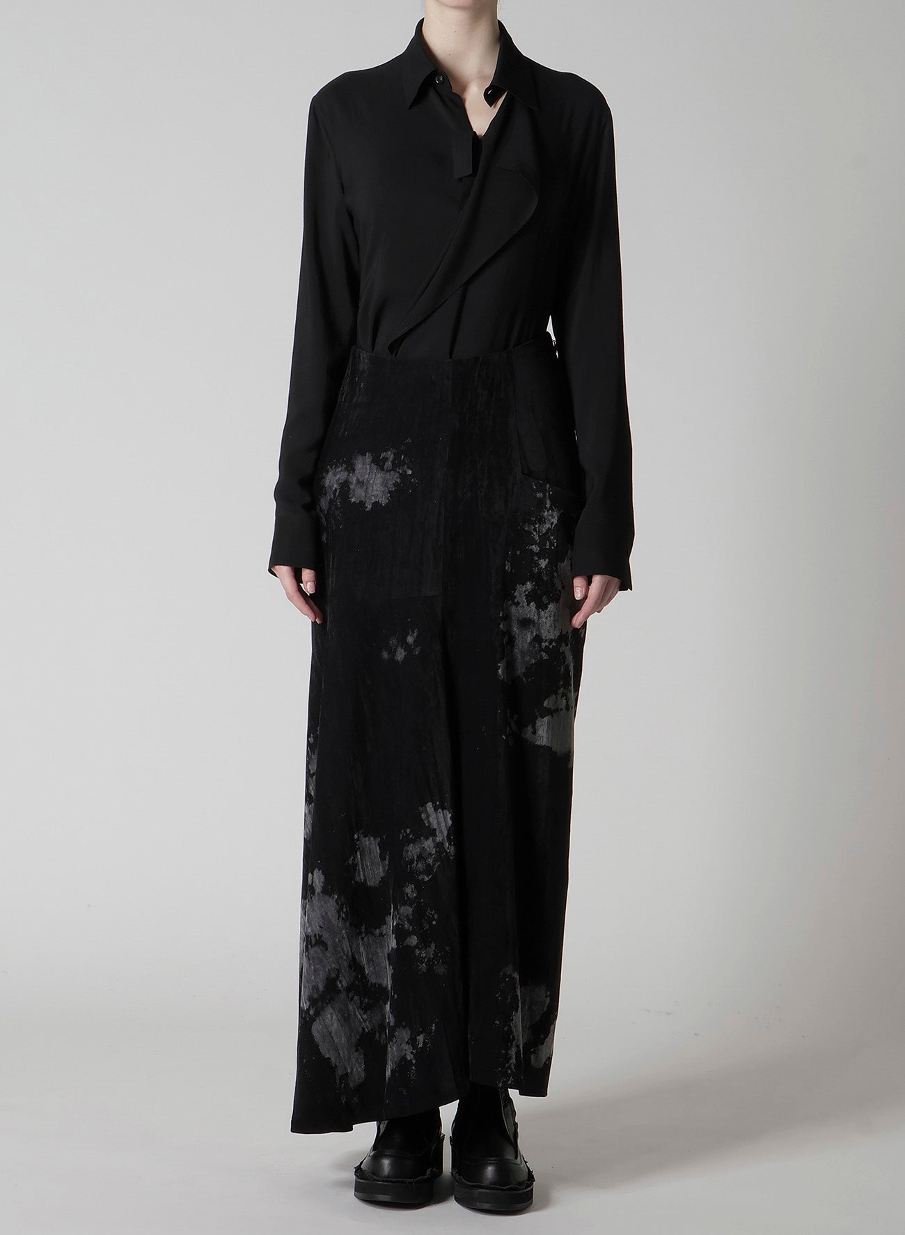 DISCHARGE-PRINTED VELVET SIDE DRAPE SKIRT