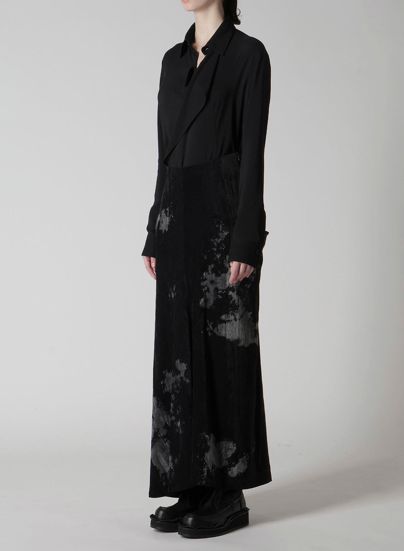 DISCHARGE-PRINTED VELVET SIDE DRAPE SKIRT
