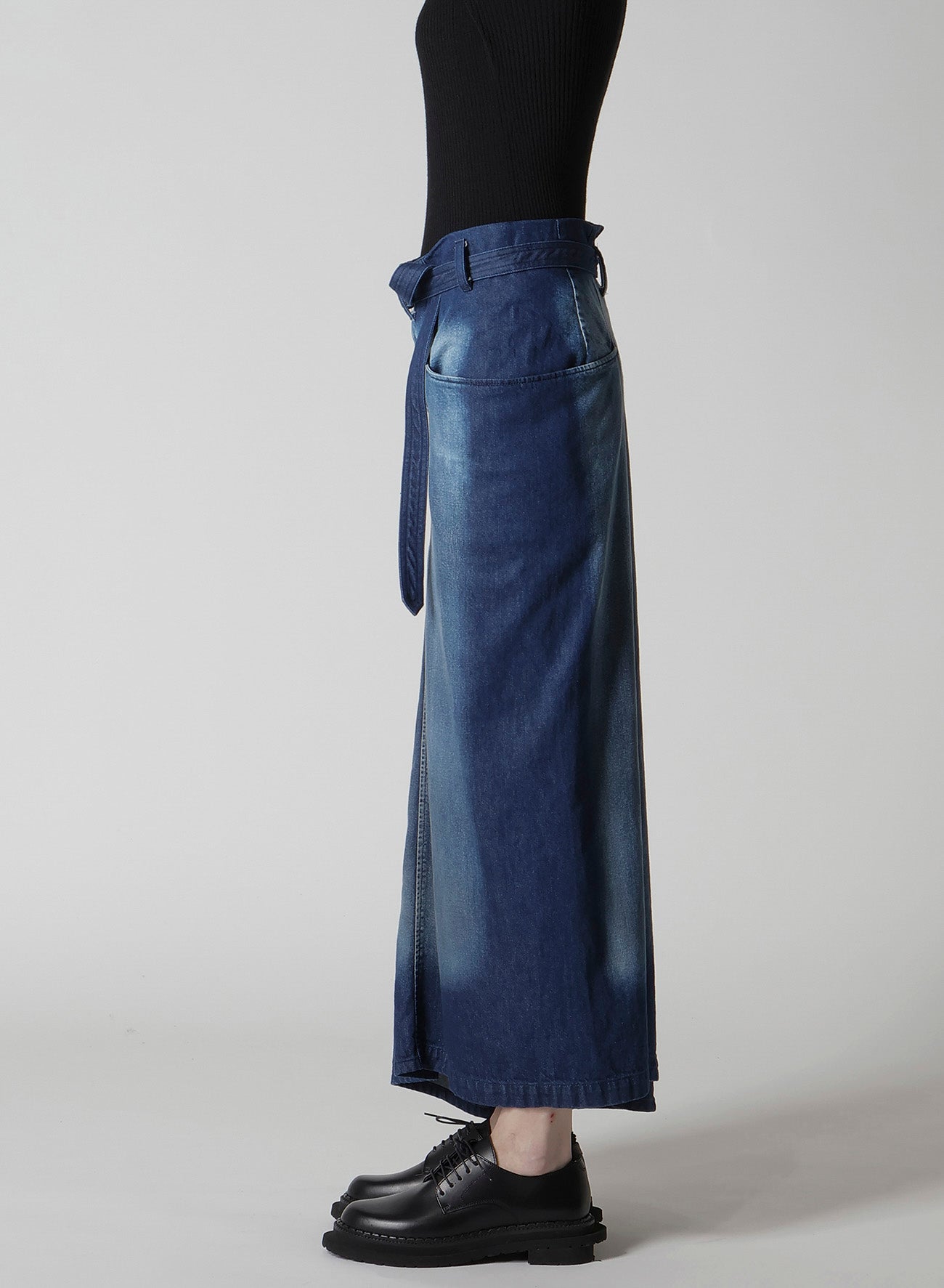SPOTTED DENIM RIGHT SIDE FLARE SKIRT