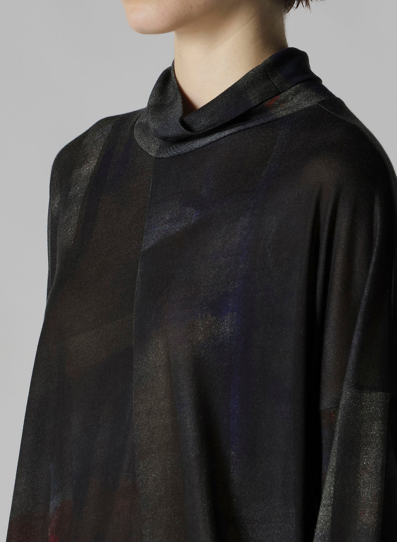 LYOCELL SMOOTH ASSYMETRIC HIGH NECK PULLOVER