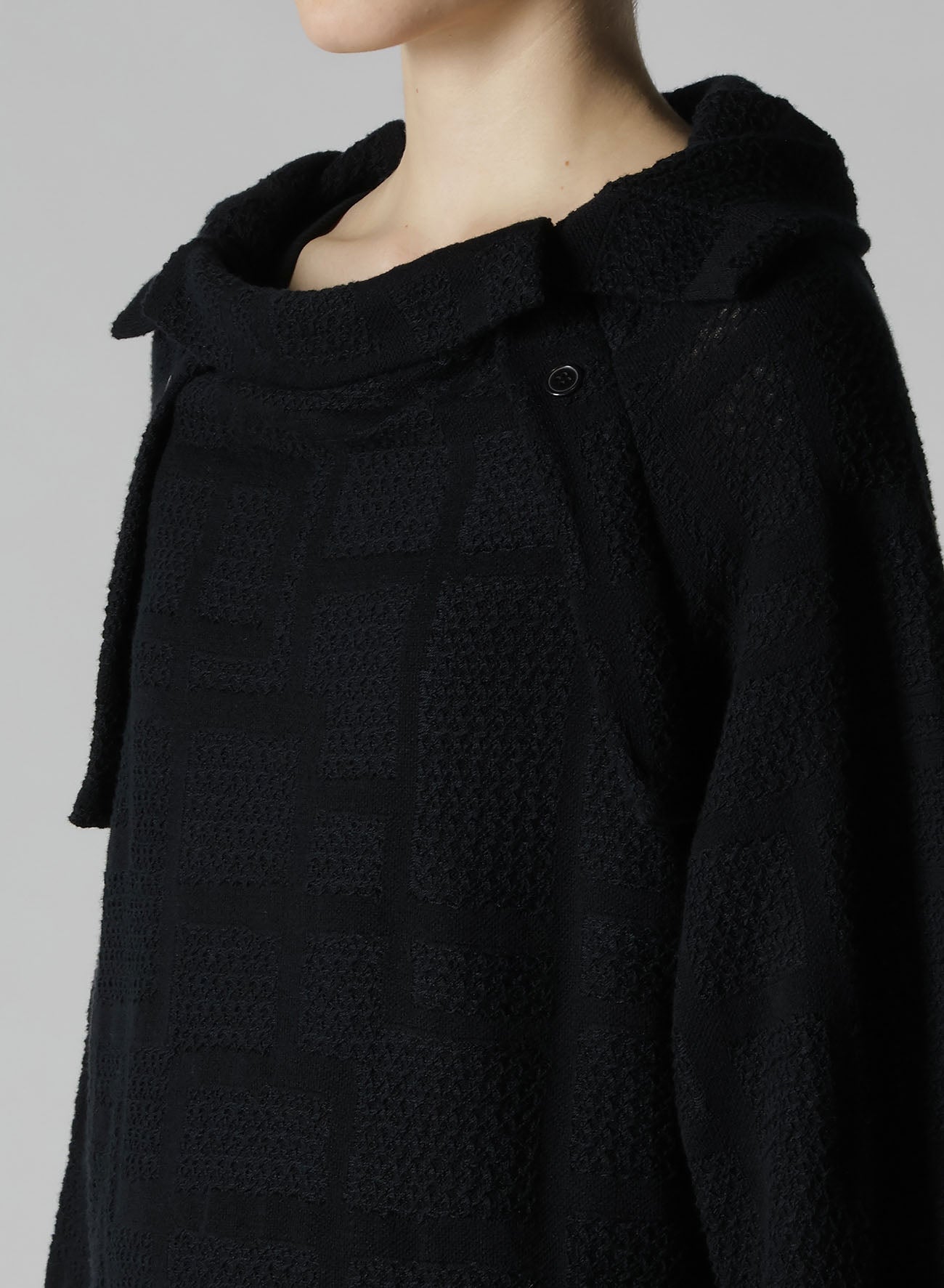 GEOMETRIC SHEER COLLARED RAGLAN PULLOVER