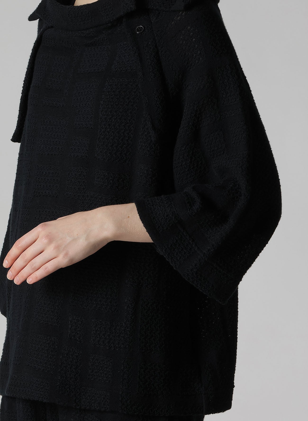 GEOMETRIC SHEER COLLARED RAGLAN PULLOVER