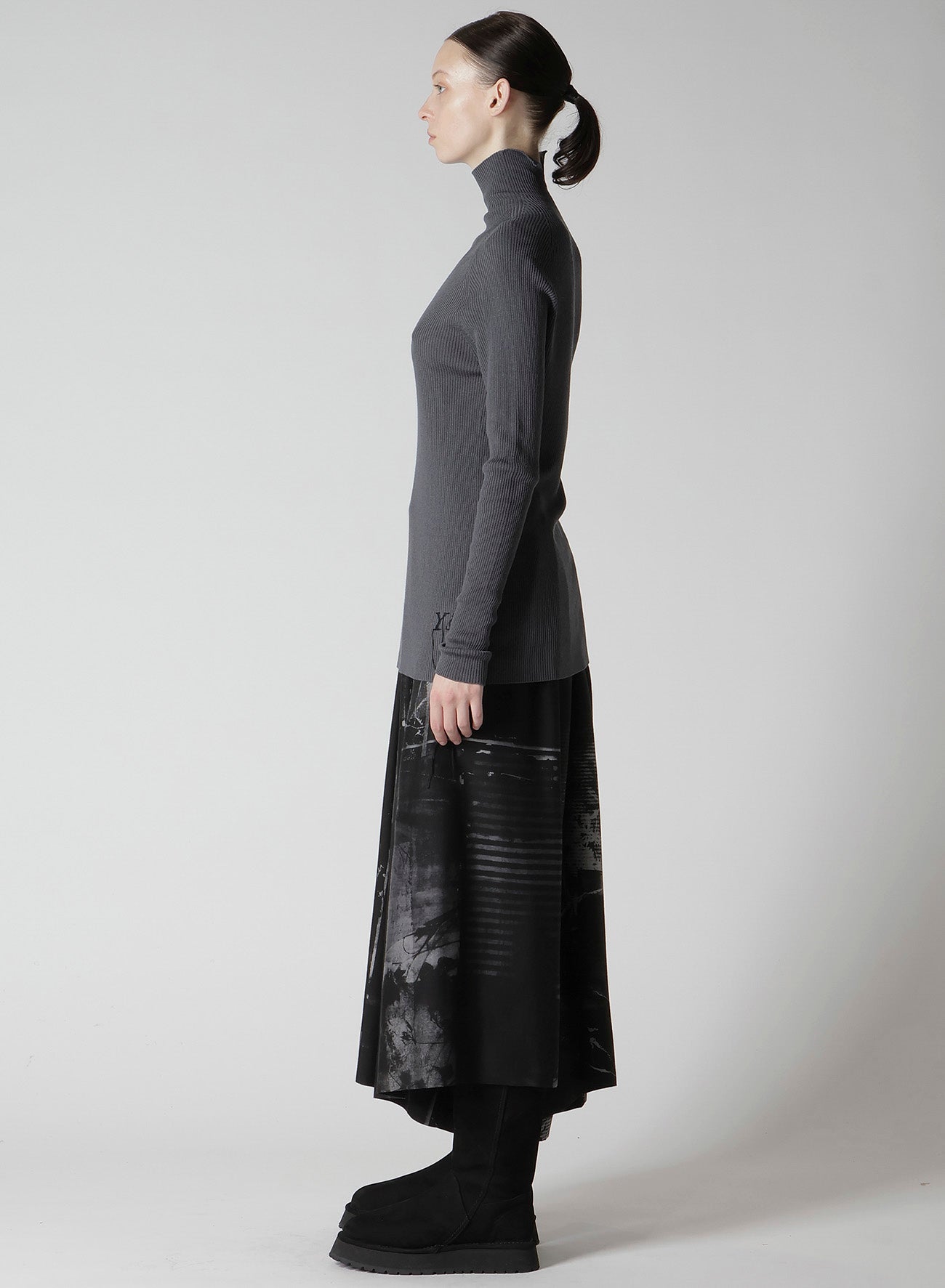 RIBBED HIGH NECK KNIT