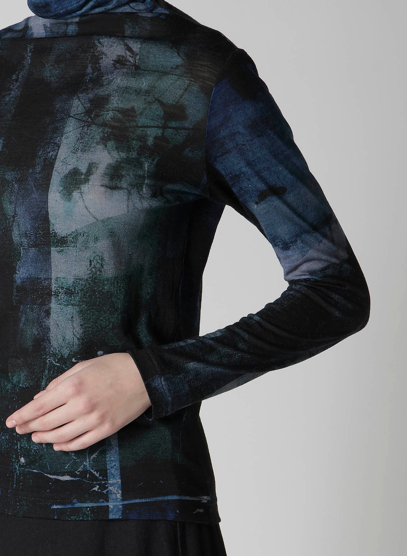 BLURRY FLOWER PRINTTED HIGH NECK LONG SLEEVE T