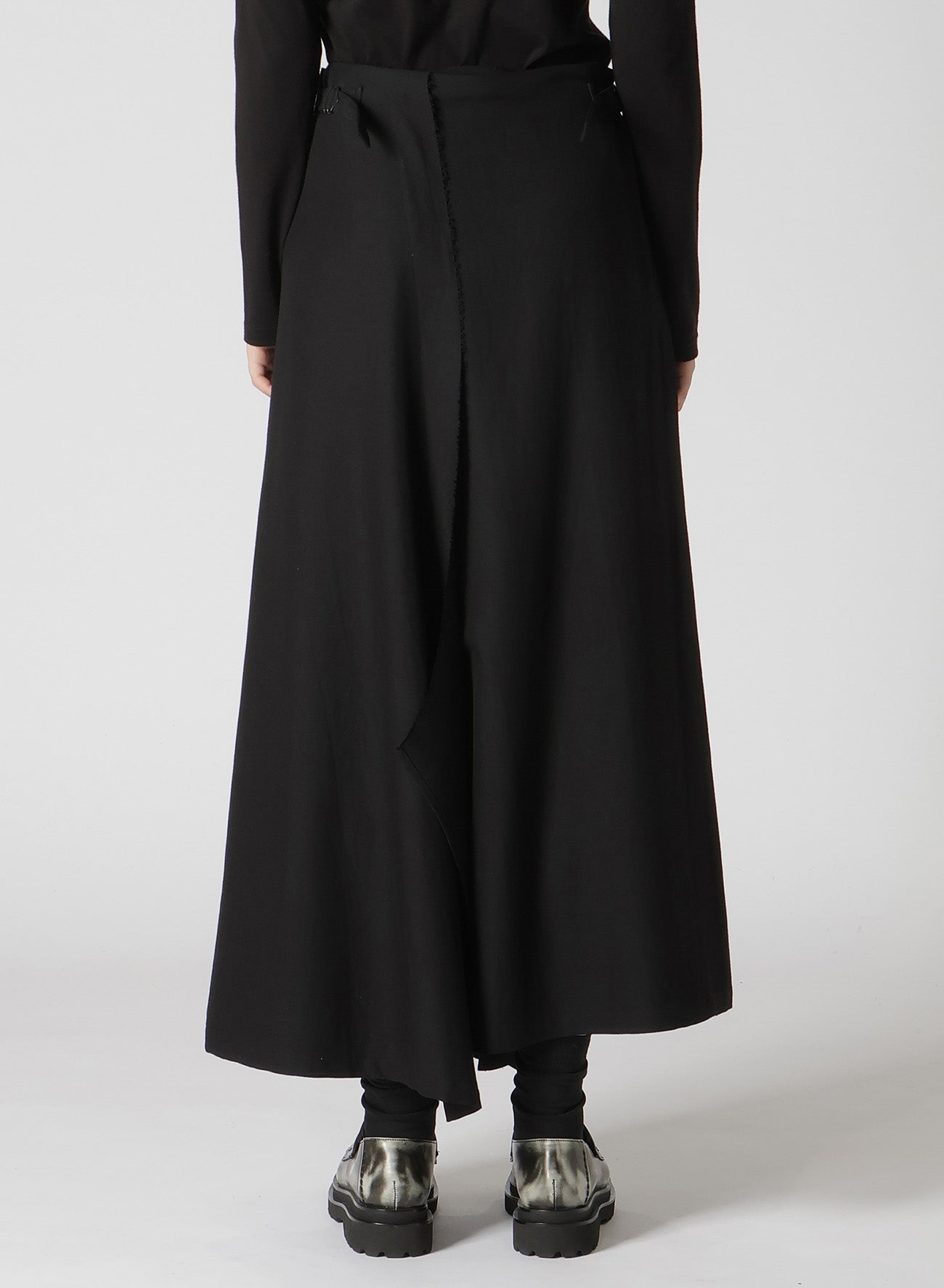 RY/W GABARDINE LEFT SIDE PATCH SKIRT PANTS