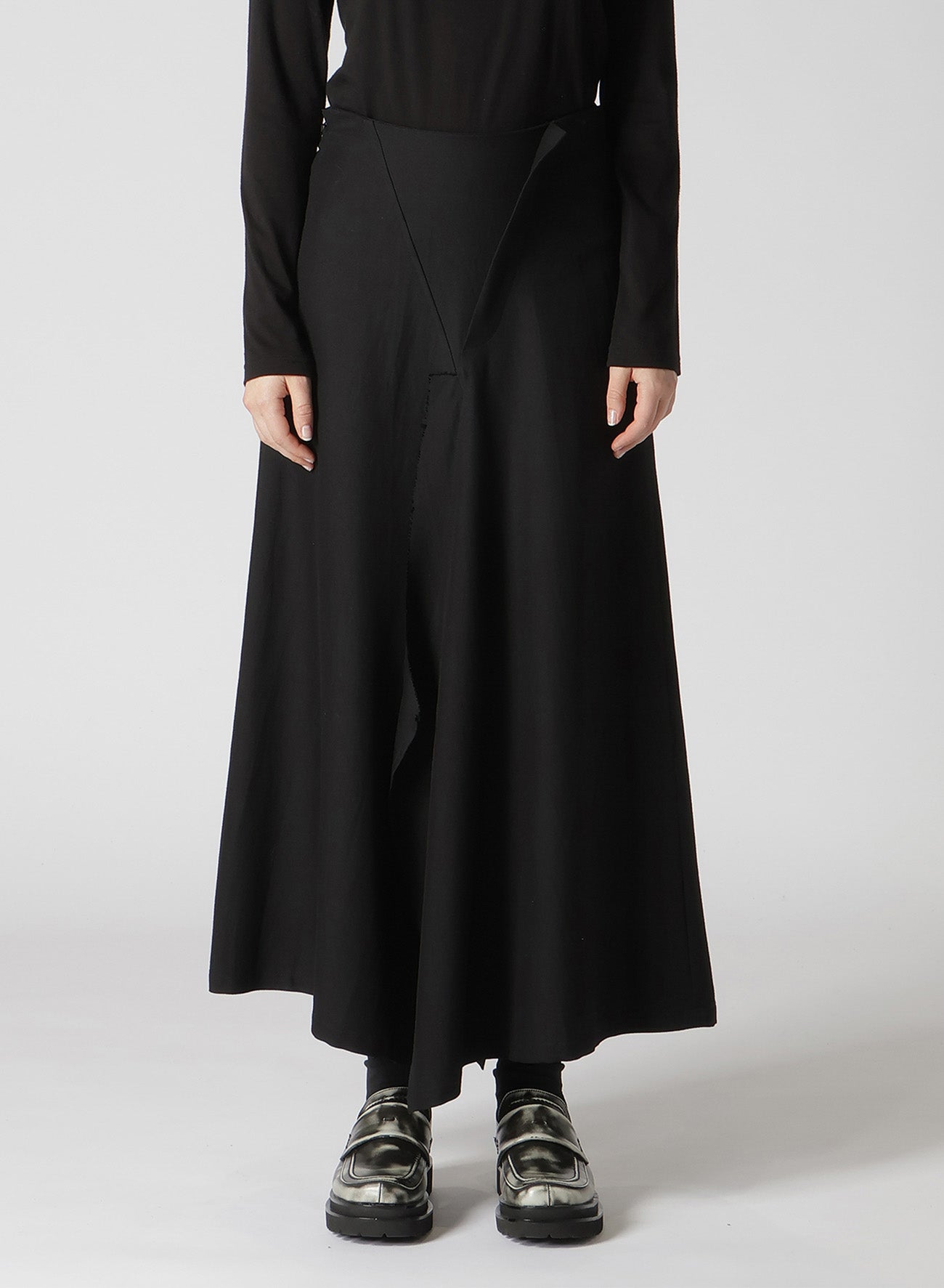 RY/W GABARDINE LEFT SIDE PATCH SKIRT PANTS