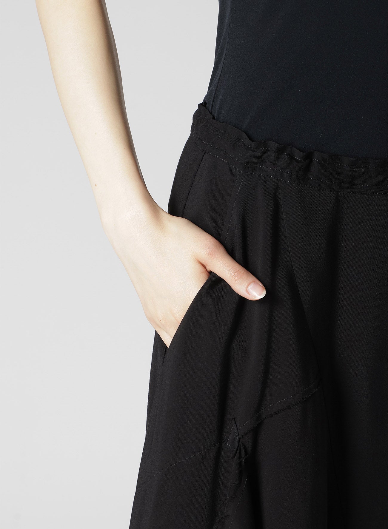 HARD TWISTED GABARDINE RIGHT SIDE SLIT FLARE SKIRT