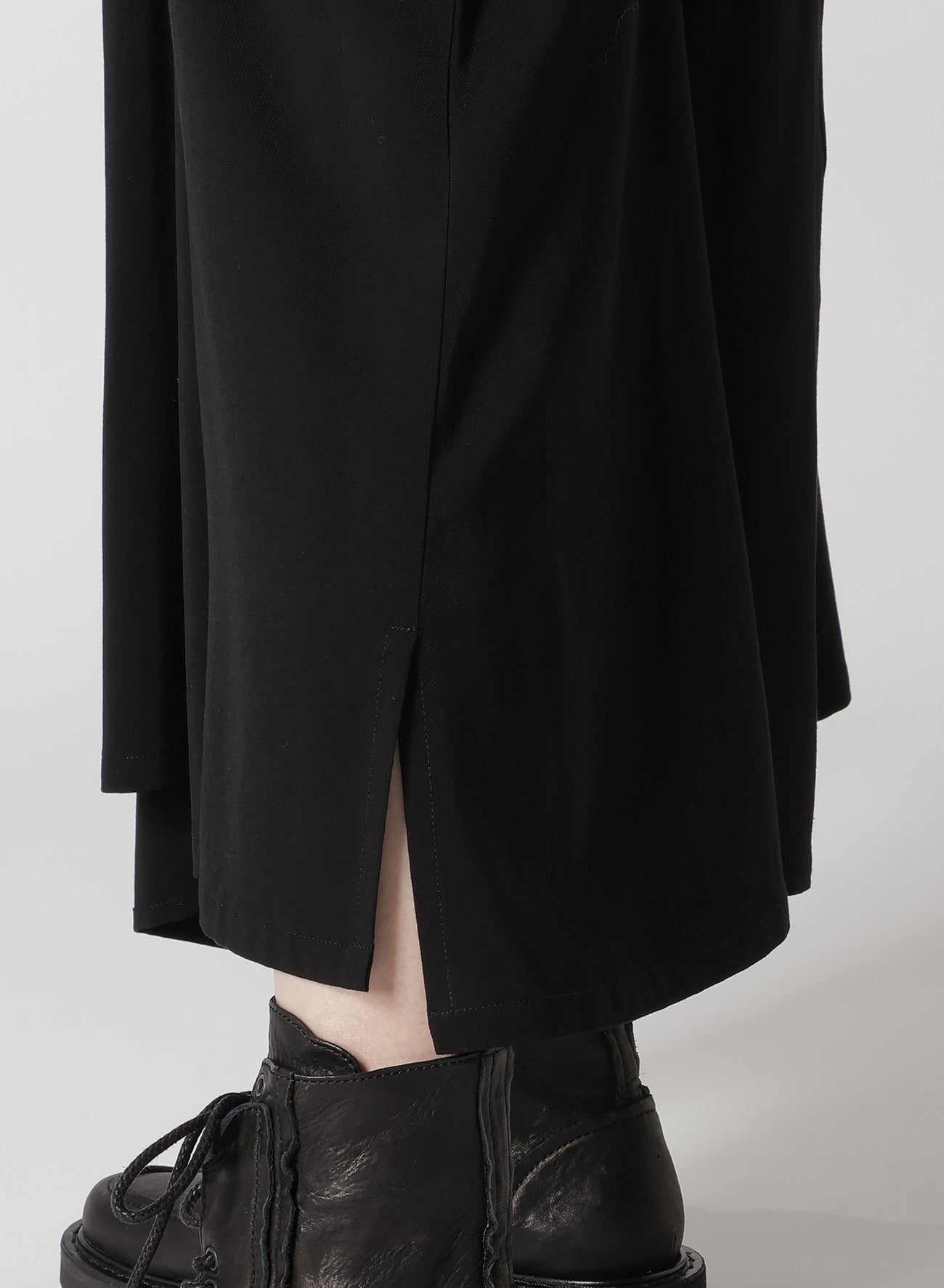 HARD TWISTED GABARDINE RIGHT SIDE SLIT FLARE SKIRT