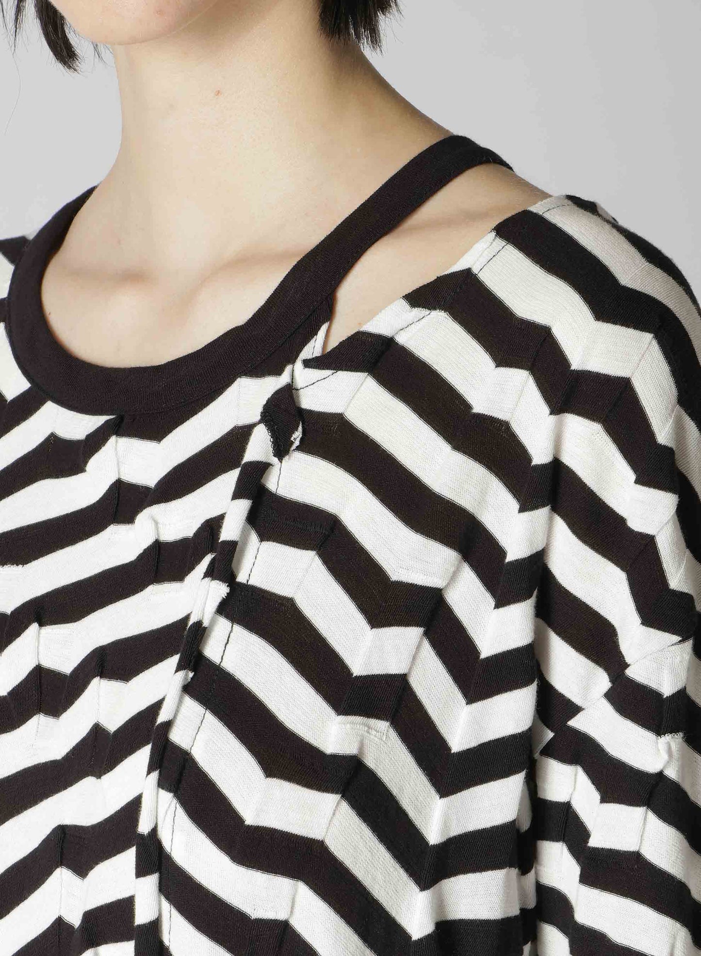 GEOMETRY LINKS STITCH STRIPED ASYMMETRIC LONG SLEEVE T B