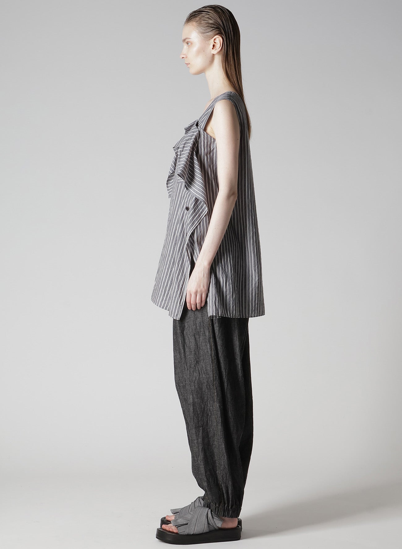 CELLULOSE STRIPE FLARE SLEEVELESS BLOUSE