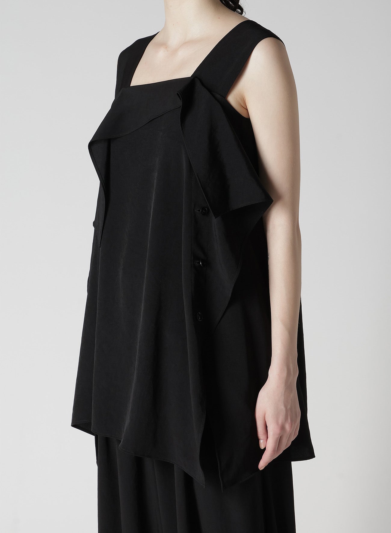 TA/PE CREPE DE CHINE FLARE SLEEVELESS BLOUSE