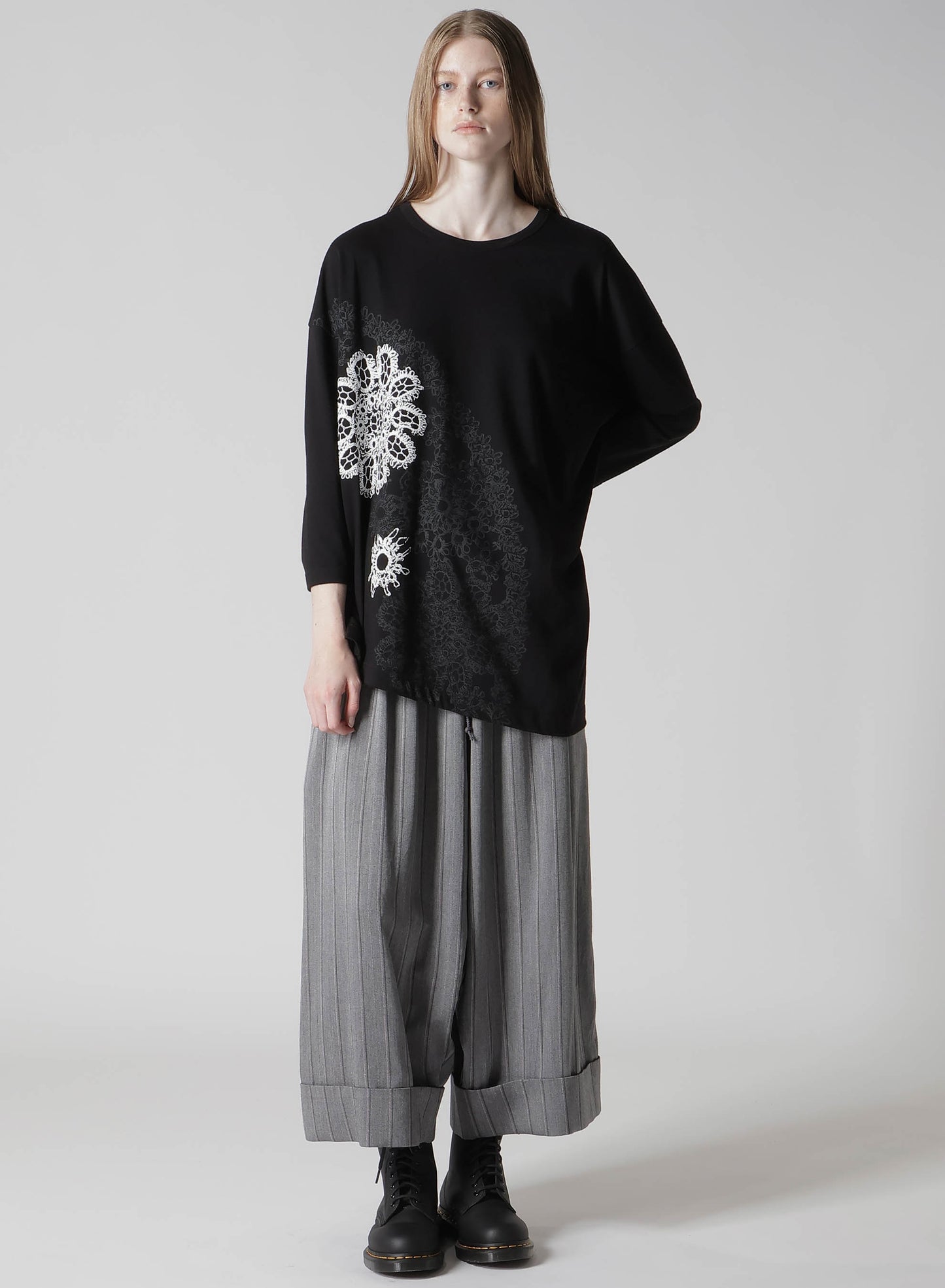 COTTON JERSEY LACE PRINT ASYMMETRIC DRAPE TEE