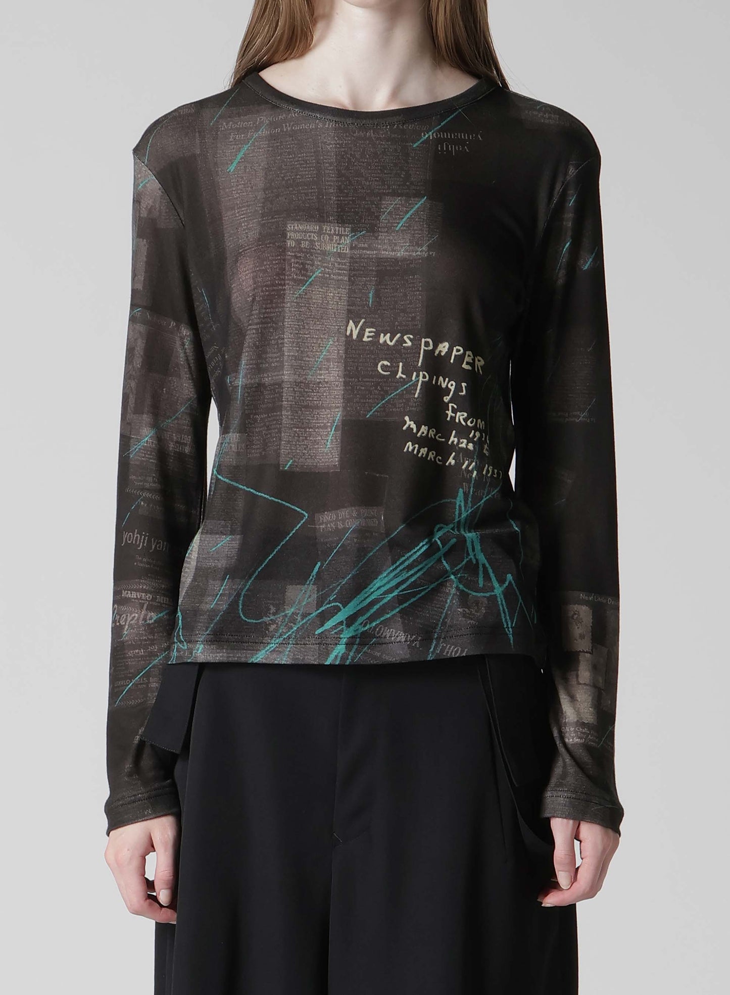 CELLULOSE NEWSPAPER PRINT LONG SLEEVE TEE