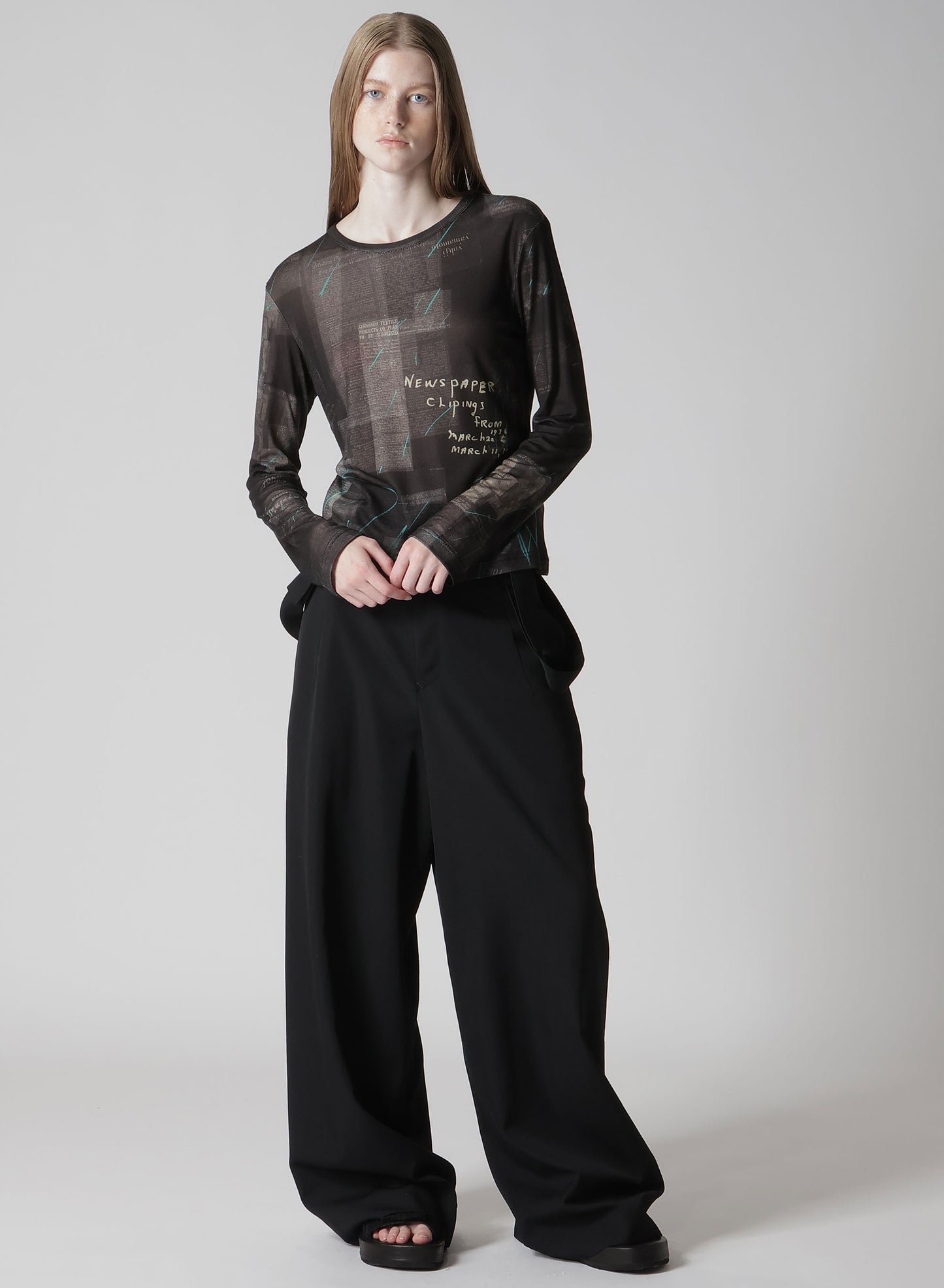 CELLULOSE NEWSPAPER PRINT LONG SLEEVE TEE