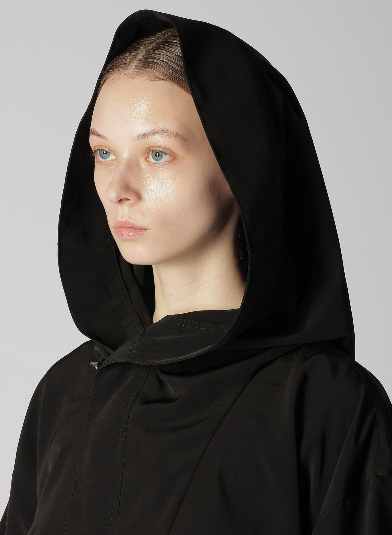 TRIACETATE/POLYESTER HOODED HALF SLEEVE PULLOVER