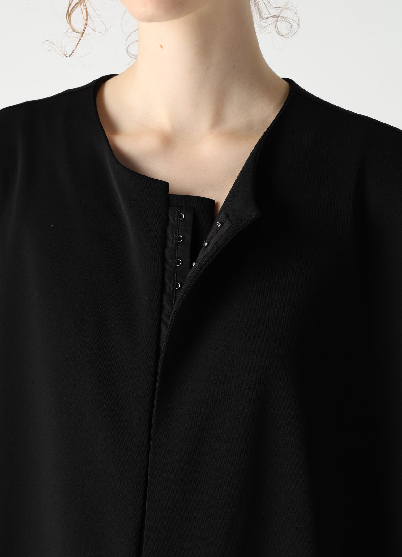 TA/PE STRETCH JERSEY FRONT HOOK BLOUSE