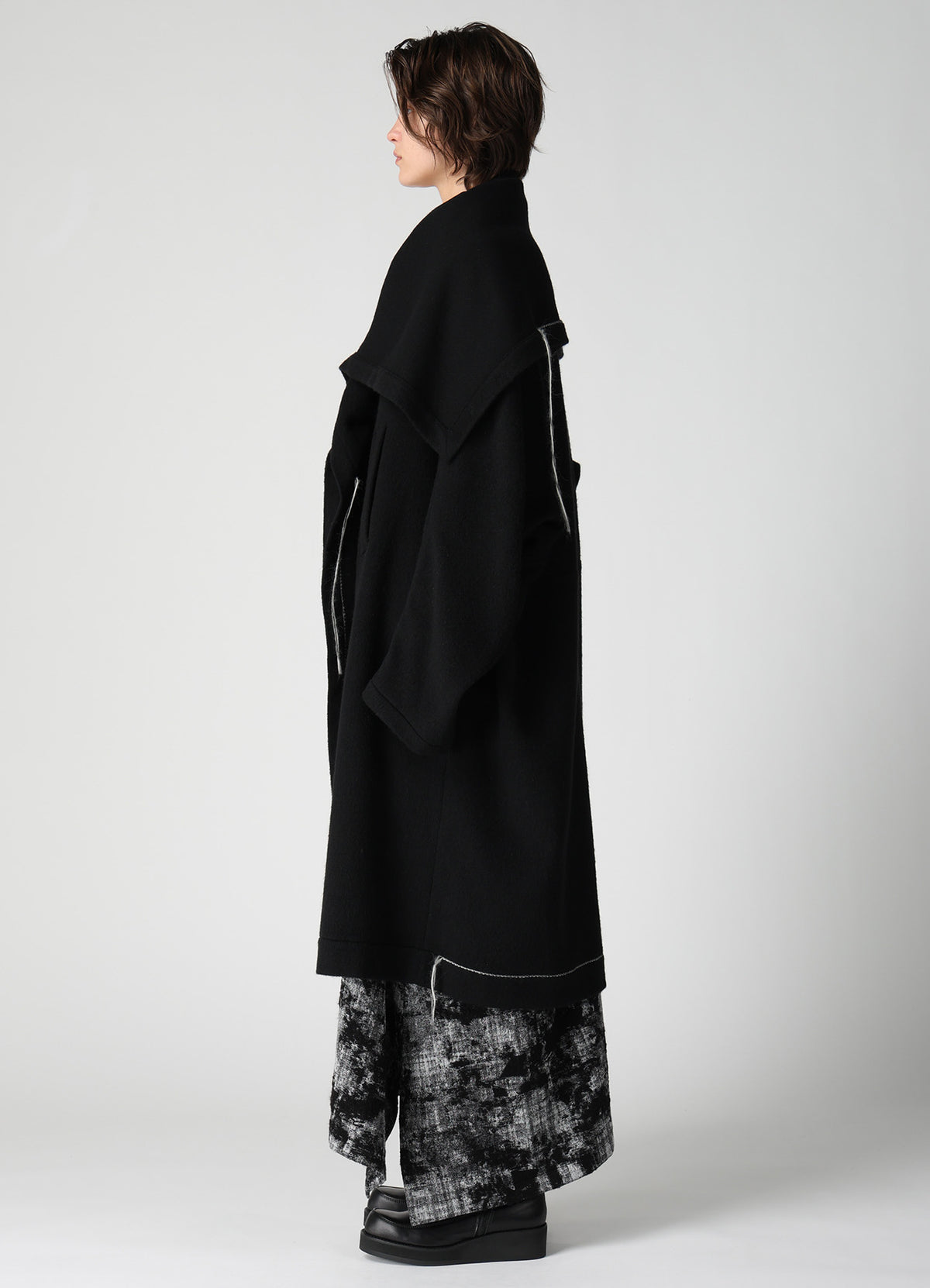 LIGHT SHAGGY BIG STITCH CAPE COAT