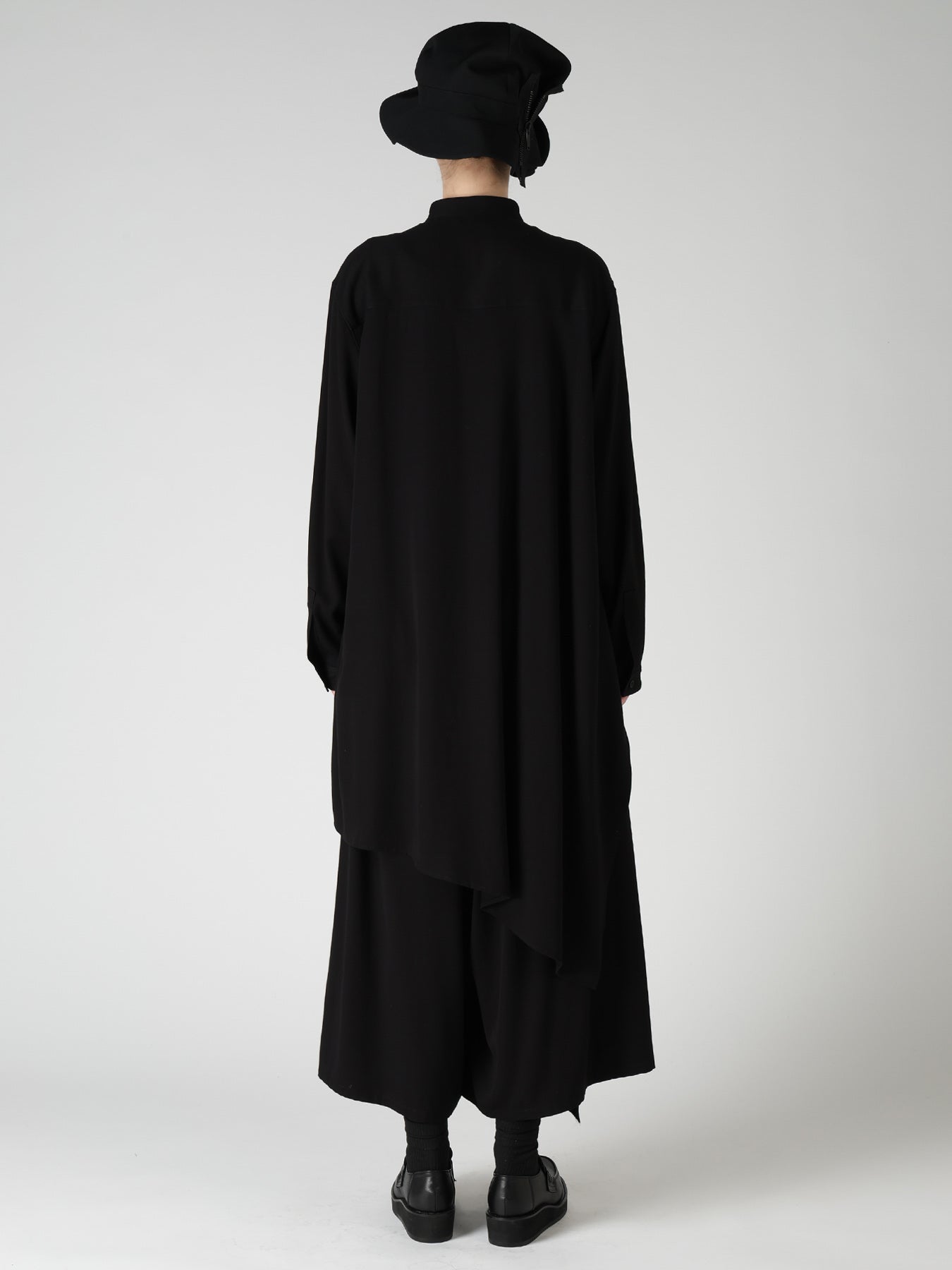 Julius ハーネスベストバッグ　ブラック　yohji yamamoto VISCOSE/TRIACETATE BLEND STAND COLLAR ASYMMETRIC BLOUSE – THE SHOP