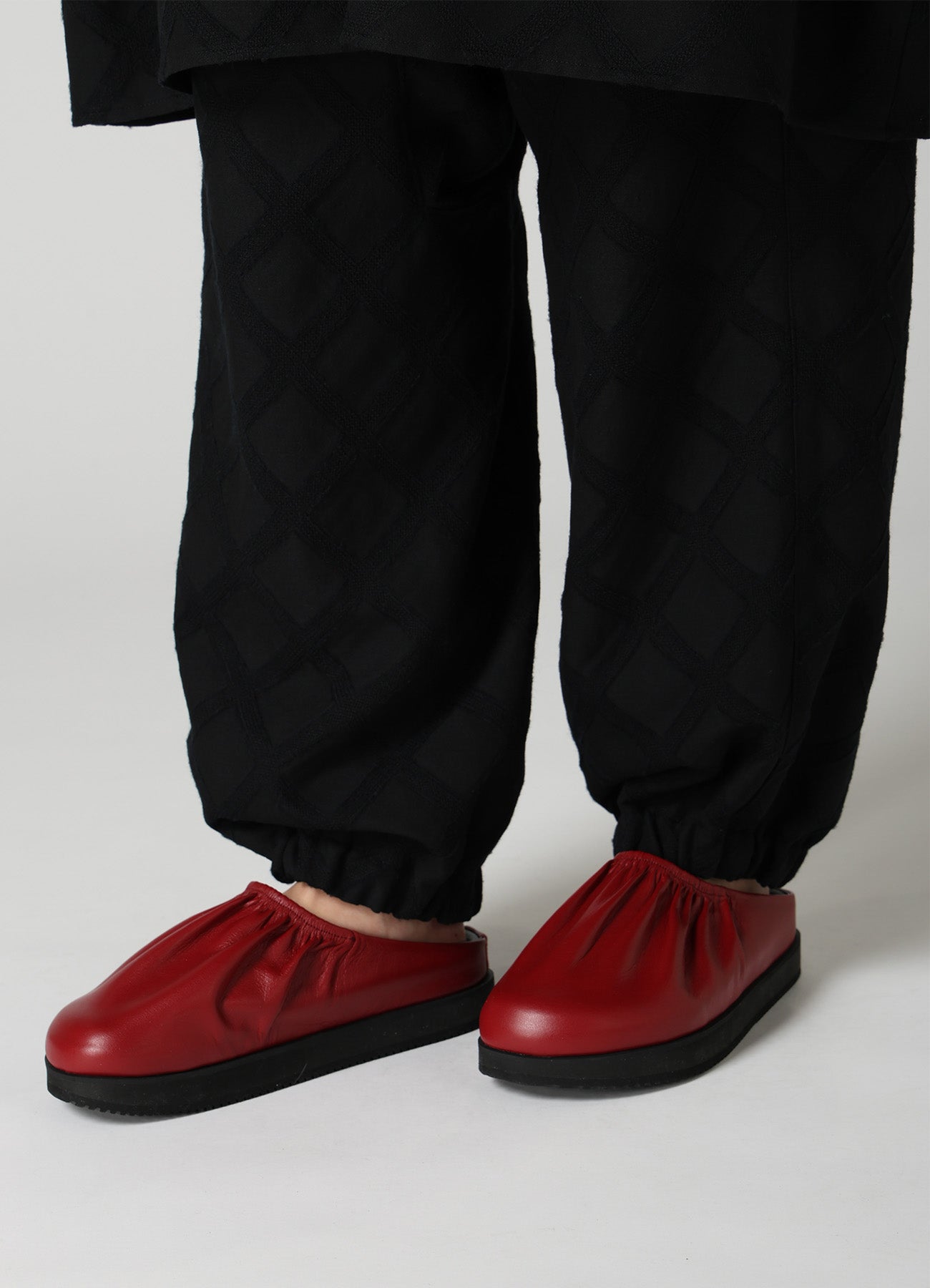 COW LEATHER GATHERED SANDAL – THE SHOP YOHJI YAMAMOTO
