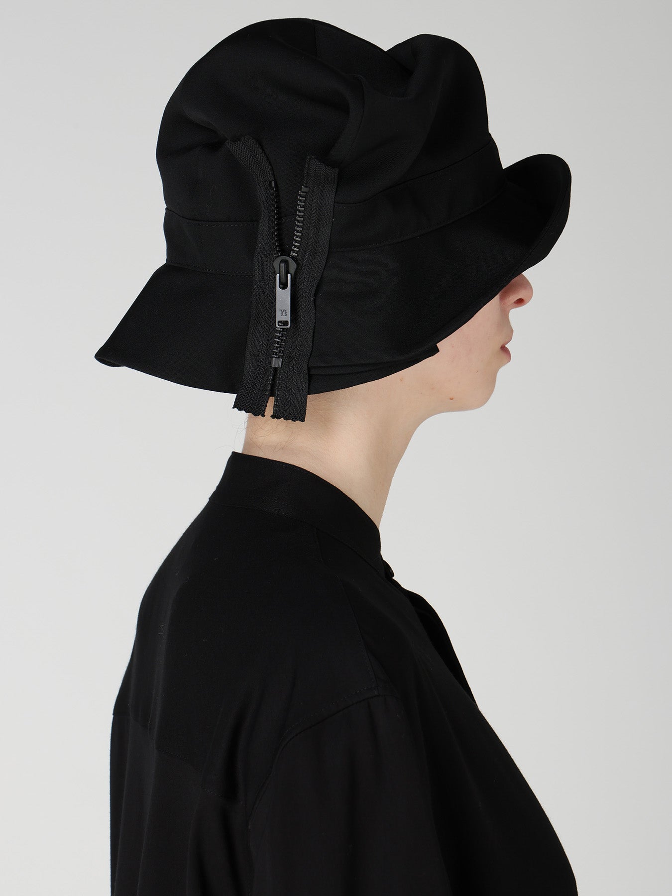 HARD TWISTED WOOL GABARDINE HAT WITH ZIP – THE SHOP YOHJI YAMAMOTO