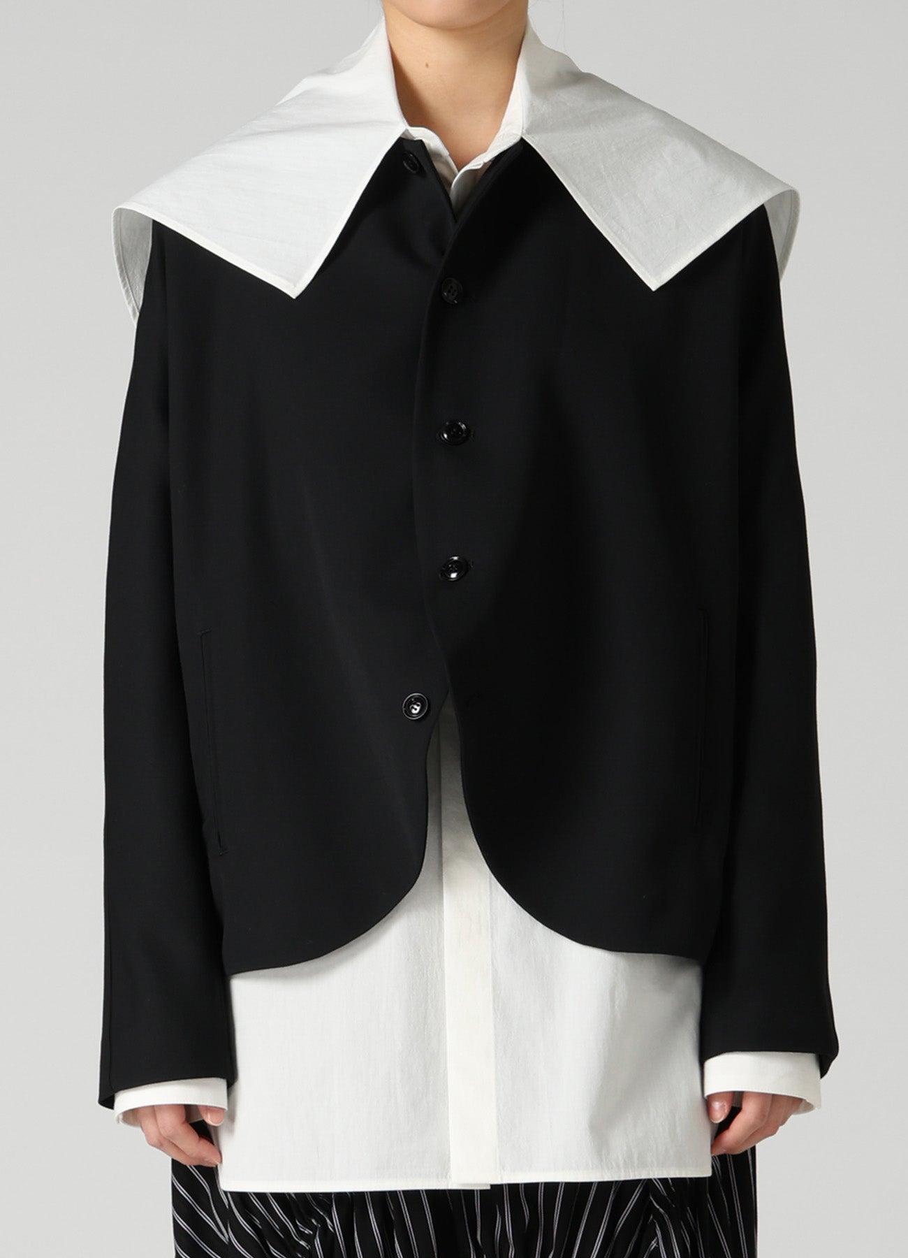WOOL GABARDINE COLLARLESS JACKED