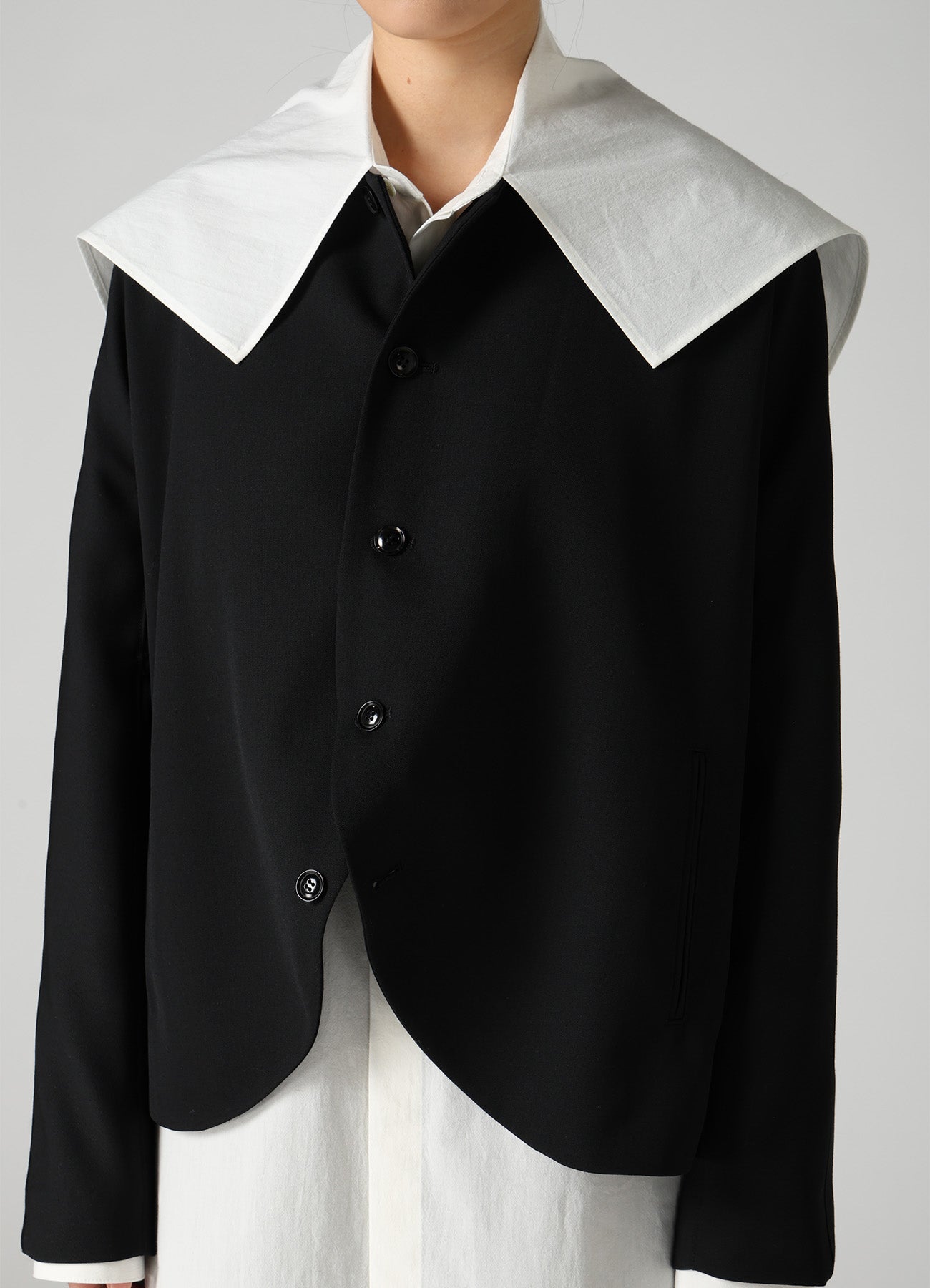 WOOL GABARDINE COLLARLESS JACKED