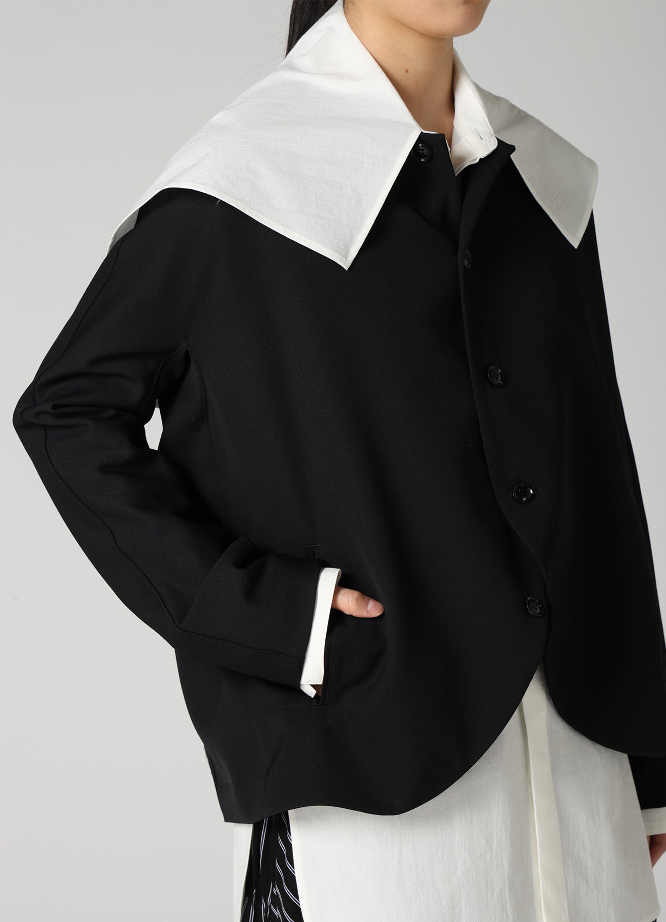 WOOL GABARDINE COLLARLESS JACKED