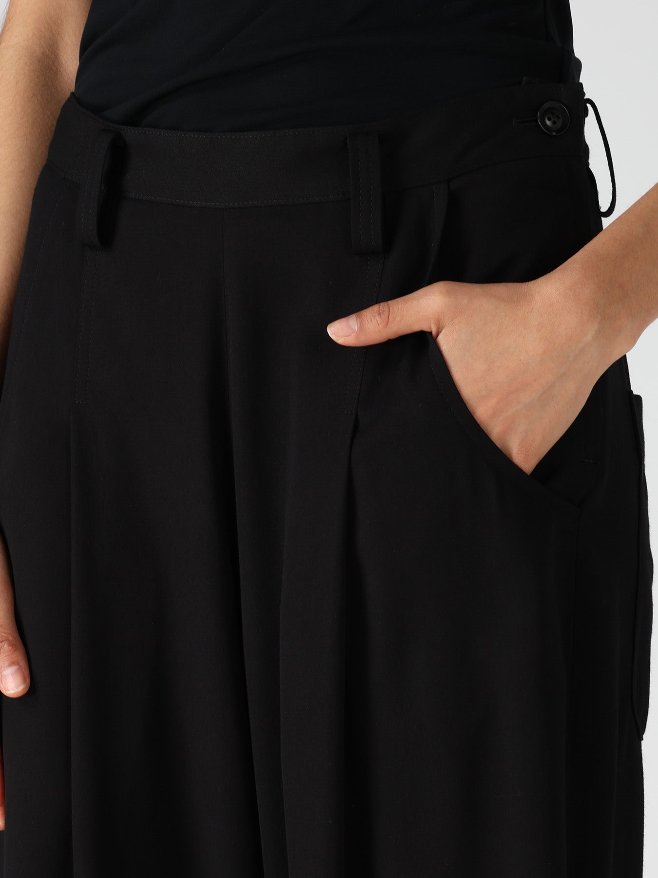 VISCOSE/TRIACETATE BLEND FRONT TUCK SIDE OPEN PANTS