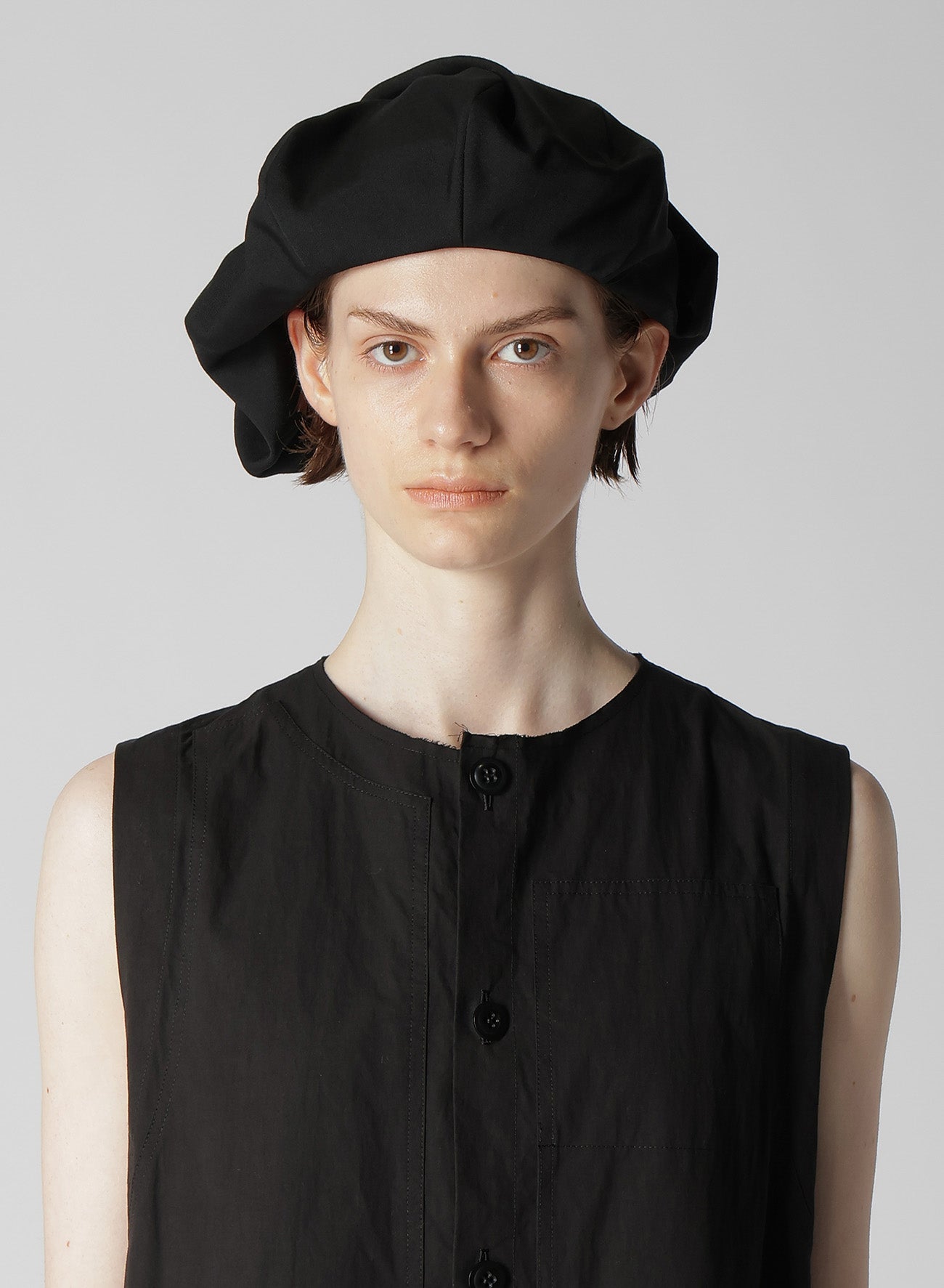 WOOL GABARDINE BERET WITH TUCKS