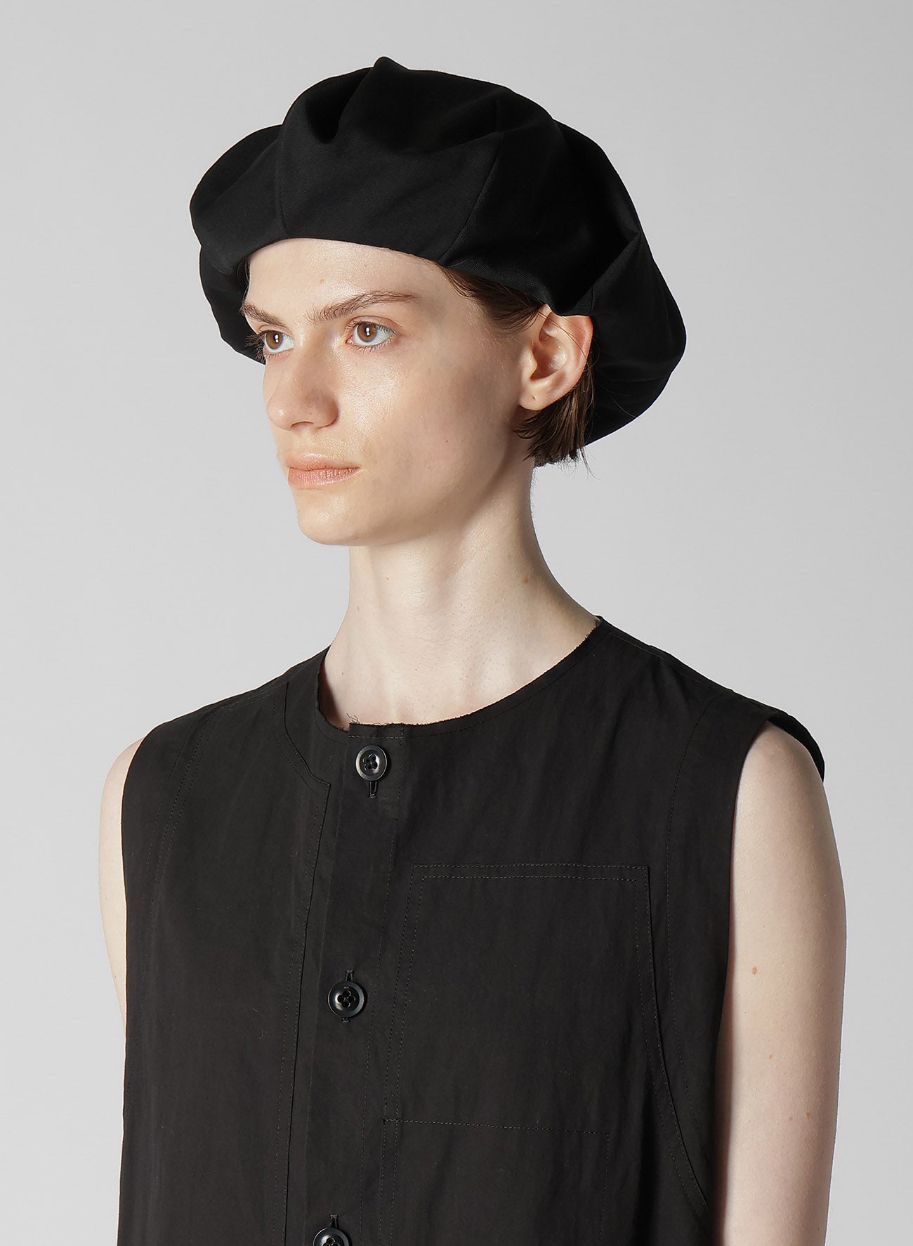 WOOL GABARDINE BERET WITH TUCKS