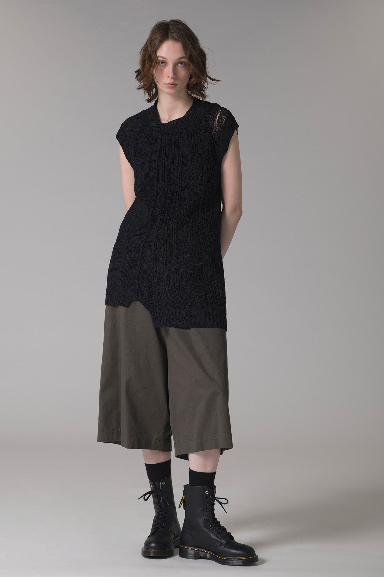 PLAIN STITCH x CABLE KNIT SLEEVELESS PULLOVER