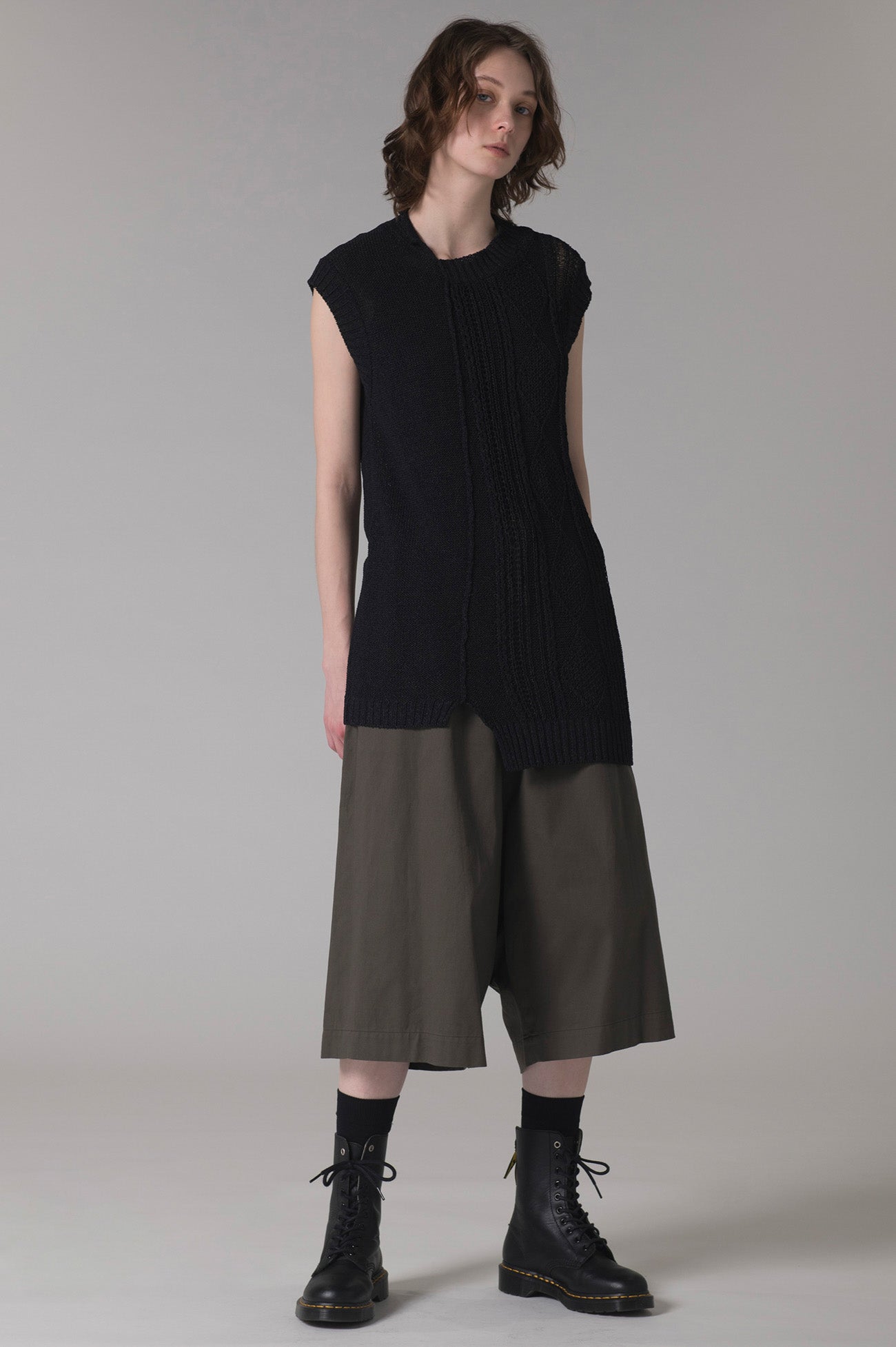 PLAIN STITCH x CABLE KNIT SLEEVELESS PULLOVER