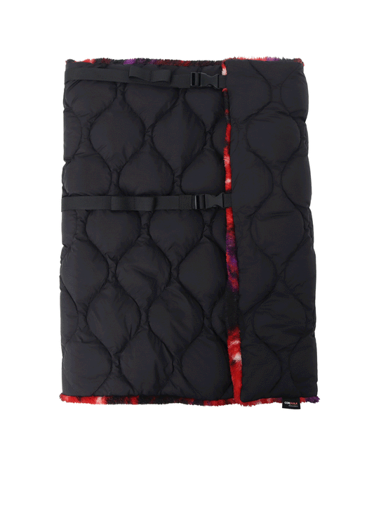 【S'YTE X TAION】REVERSIBLE QUILTED DOWN SCARF WITH RED PRINTED FLEECE LINING