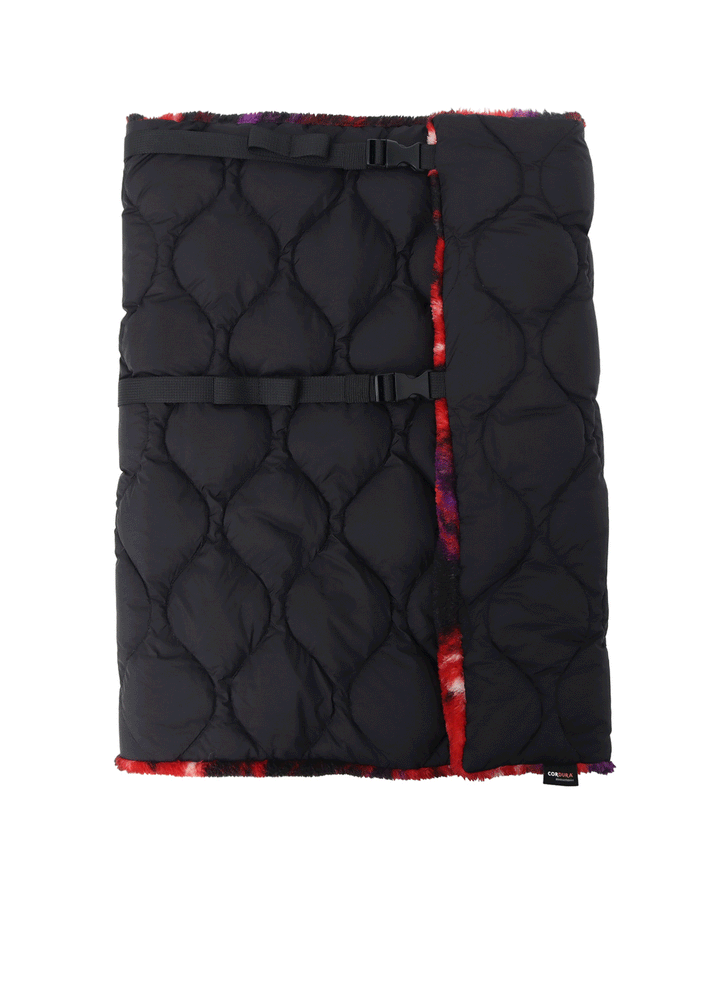 【S'YTE X TAION】REVERSIBLE QUILTED DOWN SCARF WITH RED PRINTED FLEECE LINING