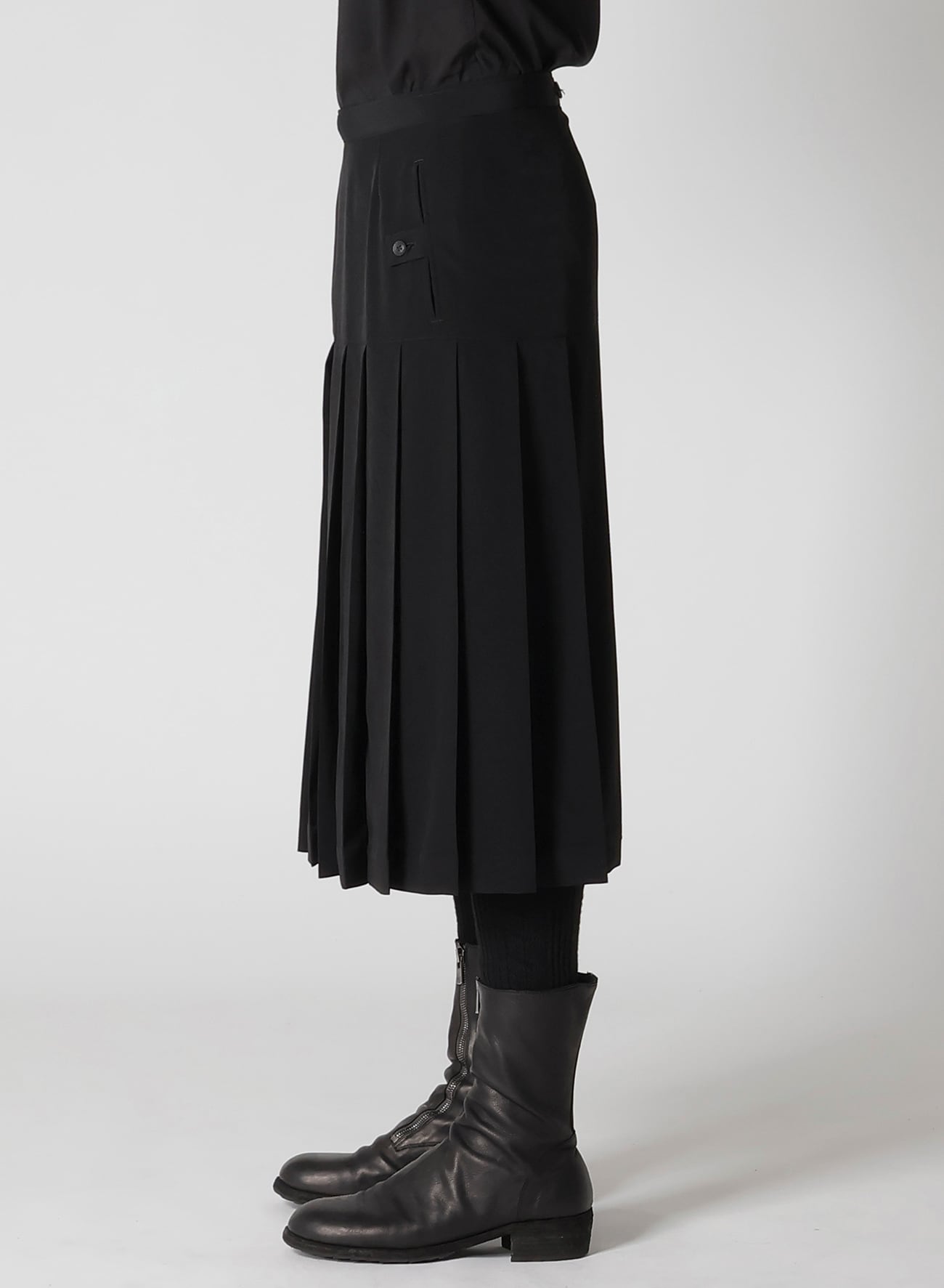 TA TUXEDO PLEATS SKIRT