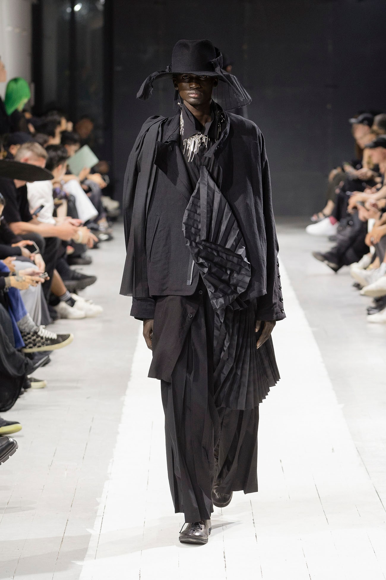 CELLULOSE LAWN U-LONG B WITH PLEATS CLOTH(S Black): Yohji Yamamoto 