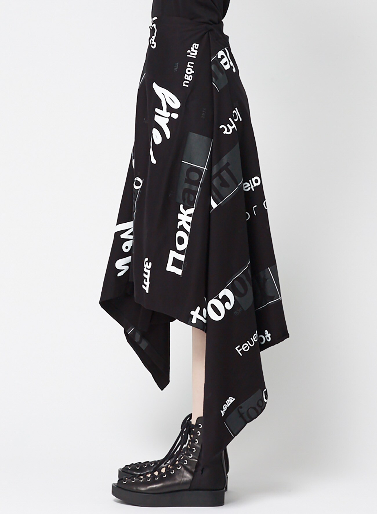 最安価格 LIMI 2 feu Black): Words Skirt [Feu] [Feu] Print Drape 2