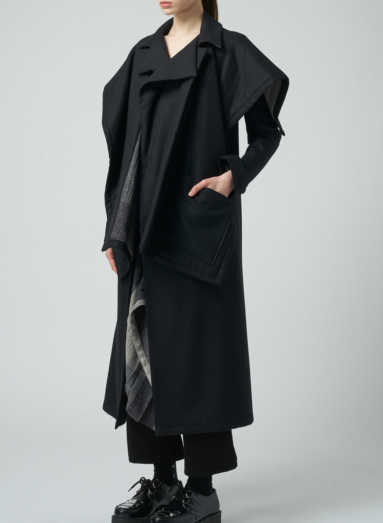 CAPE-STYLE COAT WITH PLAID PATTERN LINING
