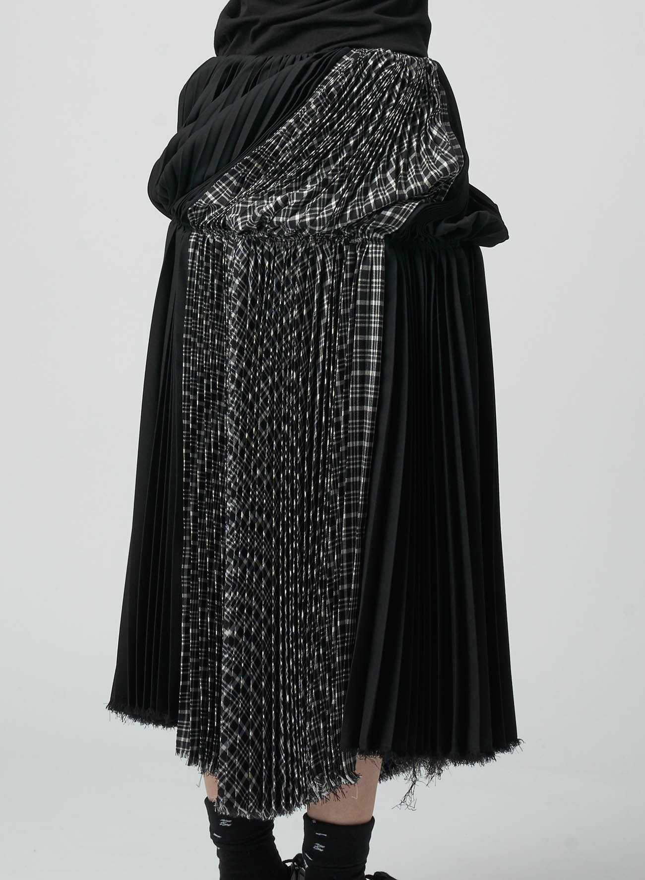 PLEATED SKIRT WITH TWISTED DESIGN