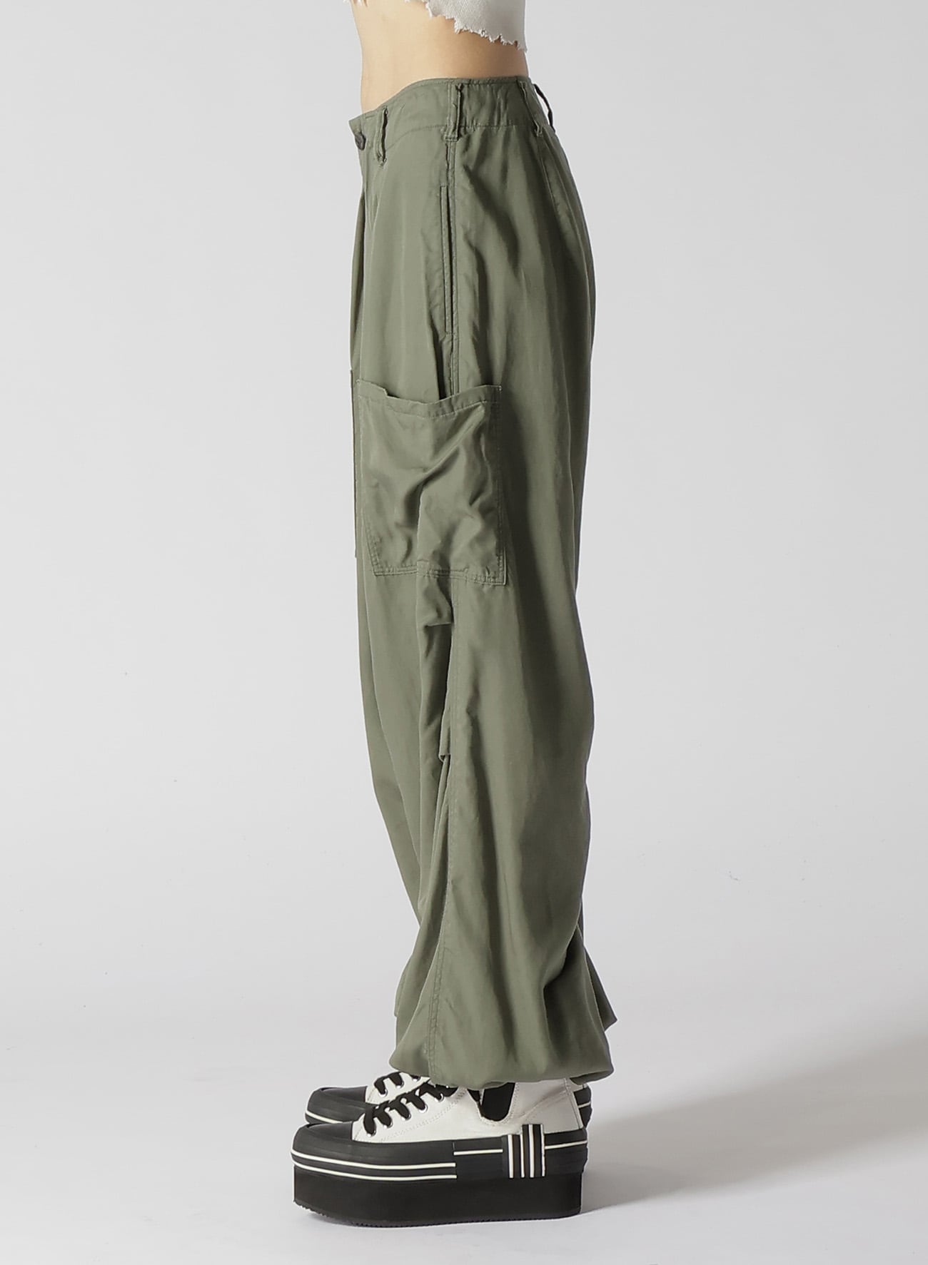 PRODUCT DYED TWILL DRAWCORD PANTS(S Khaki): LIMI feu｜THE SHOP 