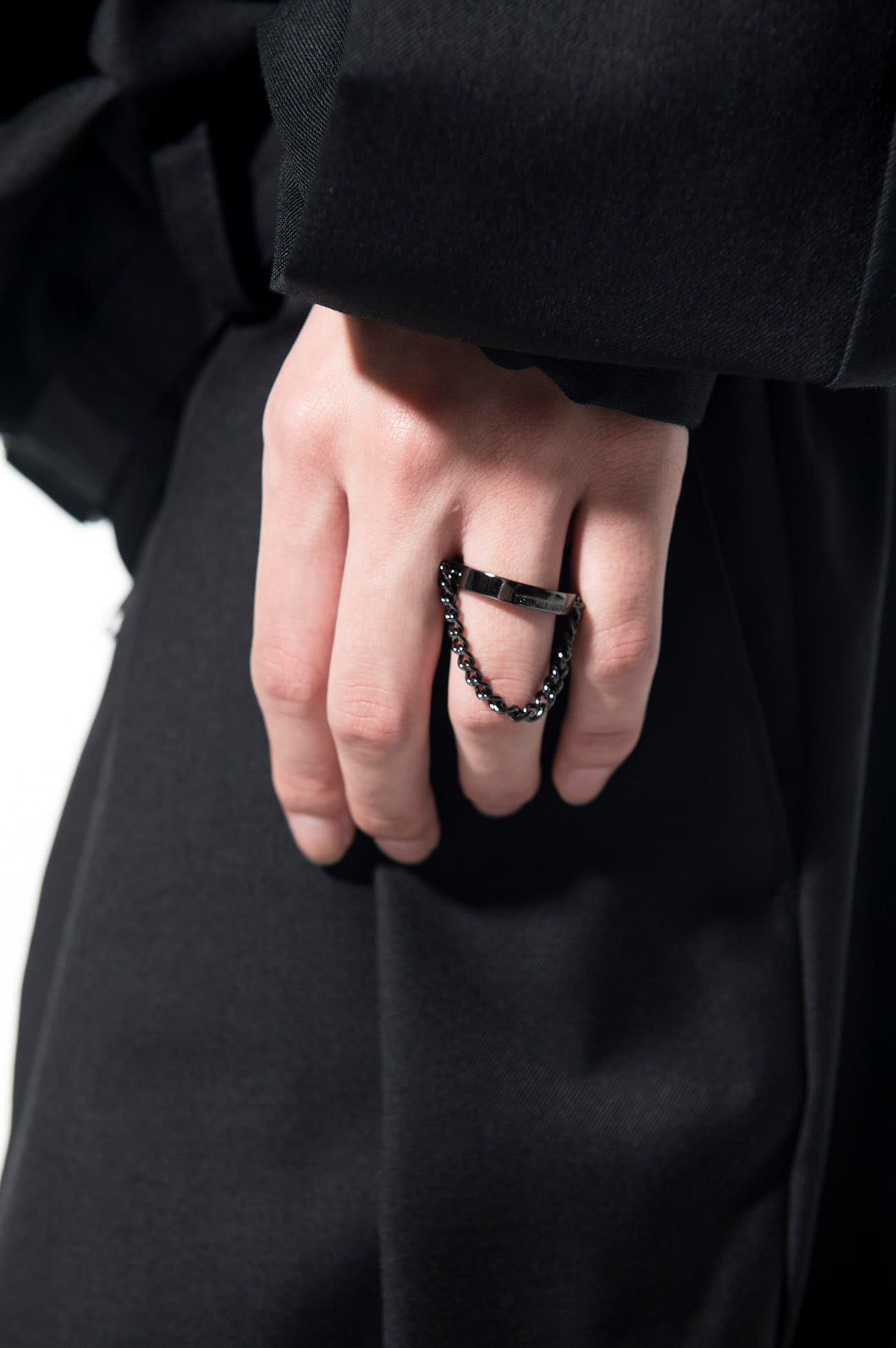 BRASS CHAIN EAR CUFF CHAIN RING(US5.5 Black): S'YTE｜THE SHOP 