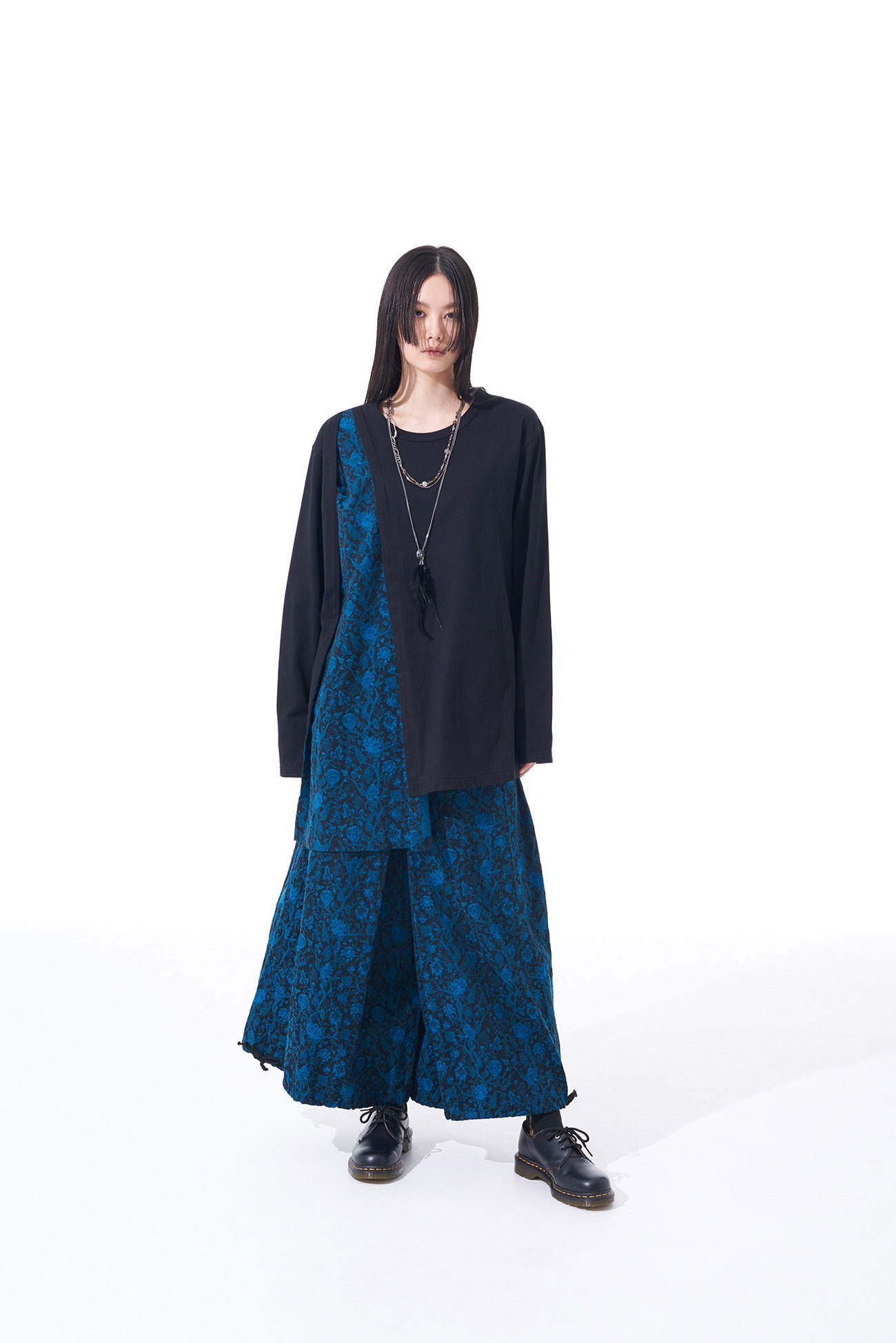 ASYMMETRY DESIGN LONG-SLEEVED T-SHIRT WITH SWITCHED THORNY PATTERN