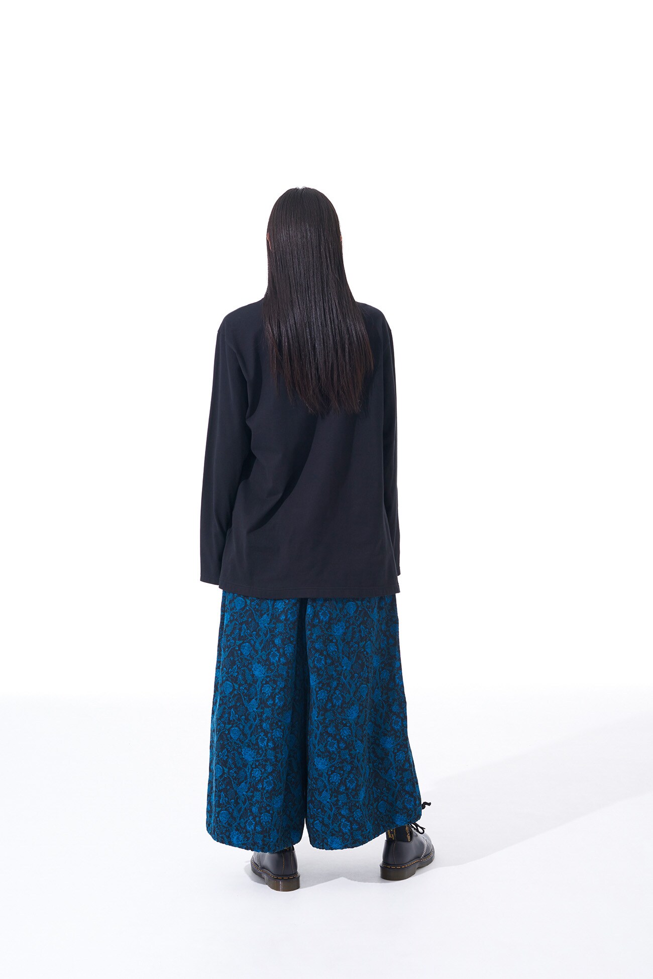 ASYMMETRY DESIGN LONG-SLEEVED T-SHIRT WITH SWITCHED THORNY PATTERN