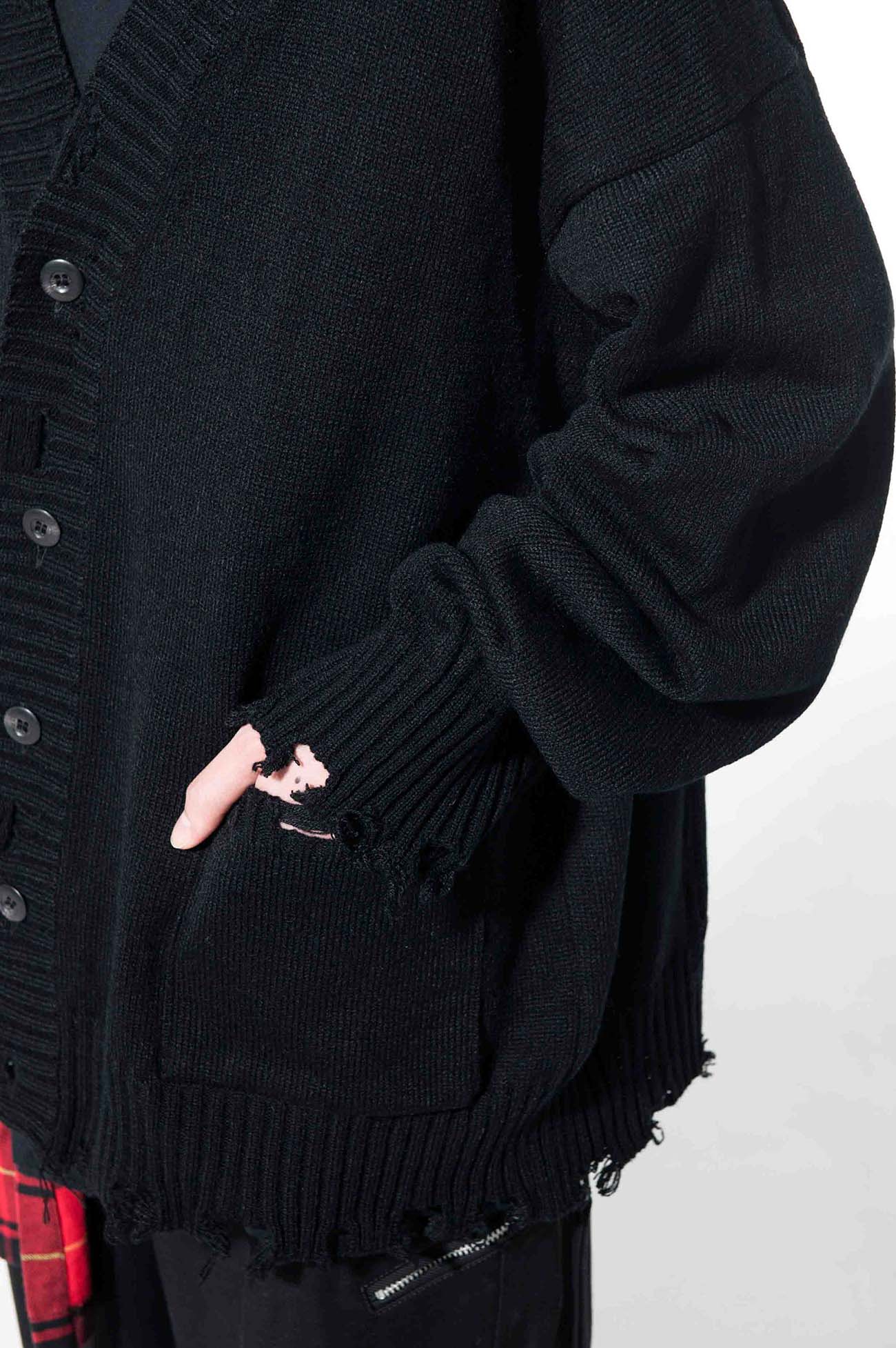 7G BULKY WOOL DAMAGE V-NECK CARDIGAN(M Black): S'YTE｜THE SHOP