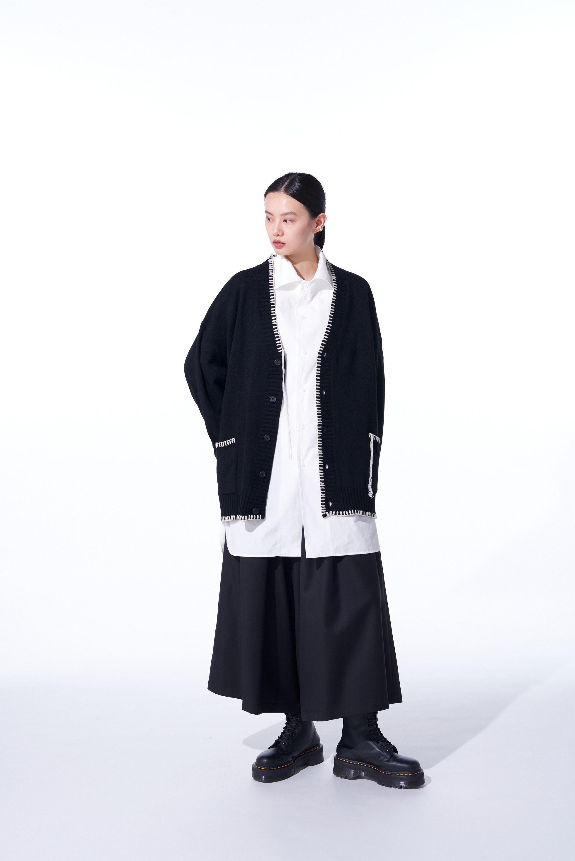 KNITTED WOOL CARDIGAN WITH BLANKET STITCH DETAILS(M Black x White