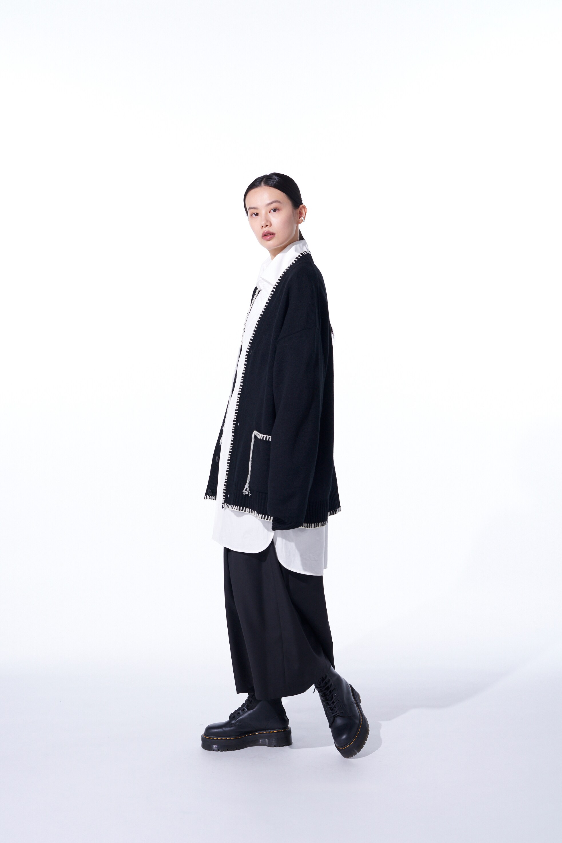 KNITTED WOOL CARDIGAN WITH BLANKET STITCH DETAILS(M Black x White