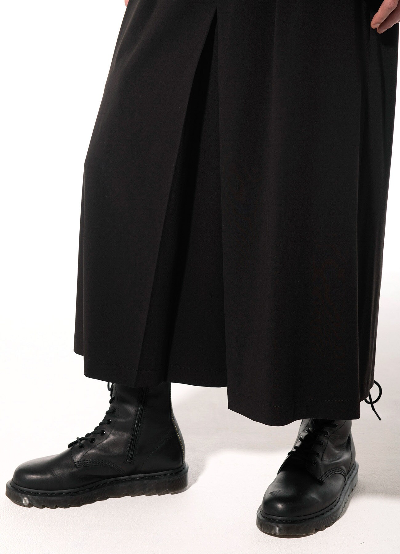 Pe / Rayon Gabardine Stretch Hakama Tuck Pants (M Black): S'YTE 