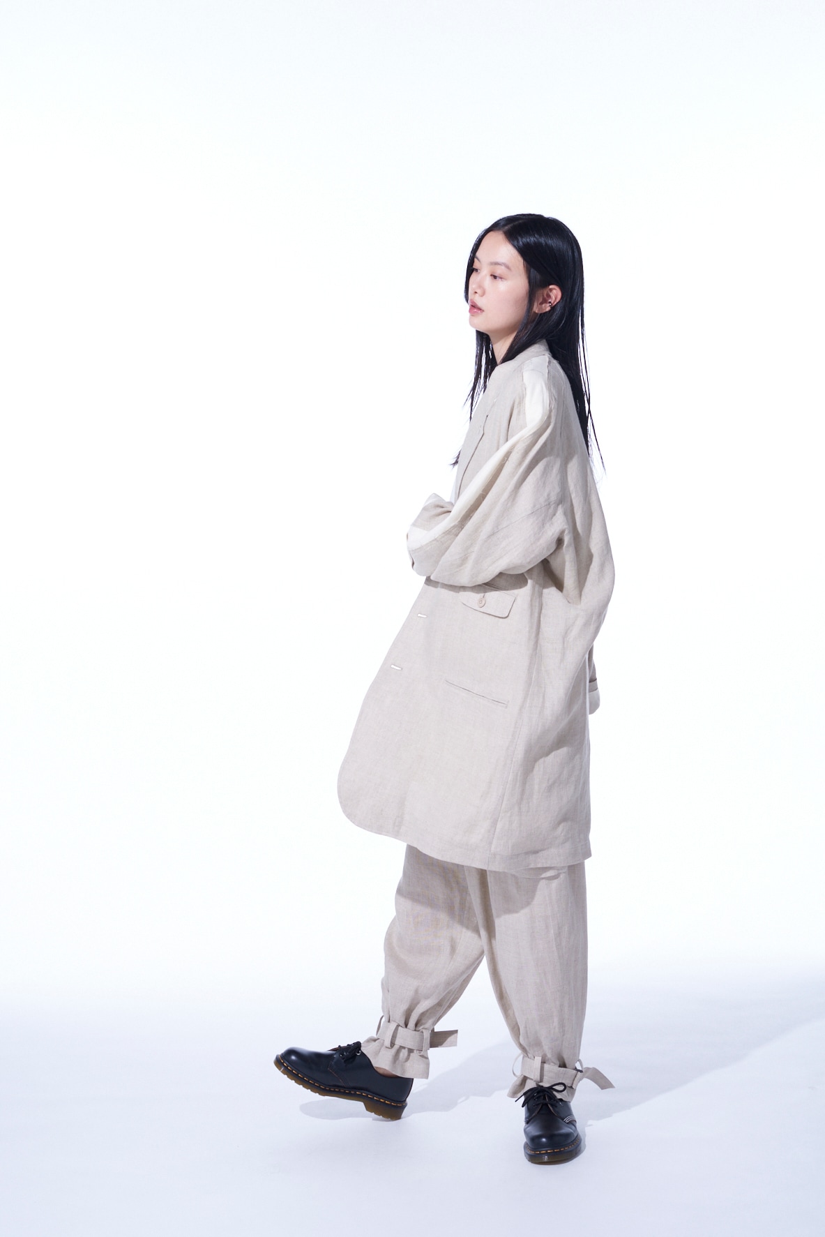 LINEN GAUZE DUAL FABRIC OVERSIZED RAGLAN SLEEVED JACKET WITH CUT-OUT DESIGN