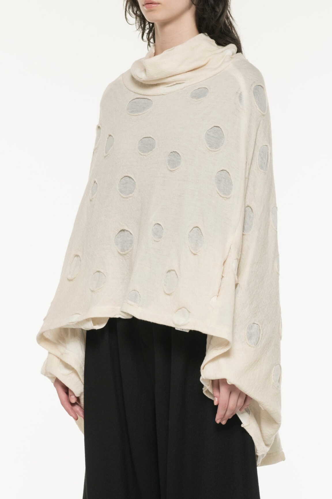 PERFORATED DOT JACQUARD PUFF SLEEVE T